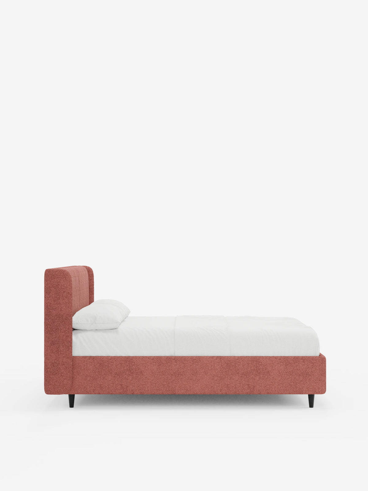 Un letto di design VALKIRIA dal profilo basso con contenitore e testiera avvolgente di Letti.store, caratterizzato da una struttura e una testiera rivestite in rosa polveroso certificato Oeko-Tex®, con due cuscini imbottiti, biancheria da letto bianca e un cuscino singolo bianco. Il letto poggia su gambe corte e scure ed è presentato in una vista laterale su uno sfondo bianco a tinta unita, incarnando alla perfezione il design contemporaneo.