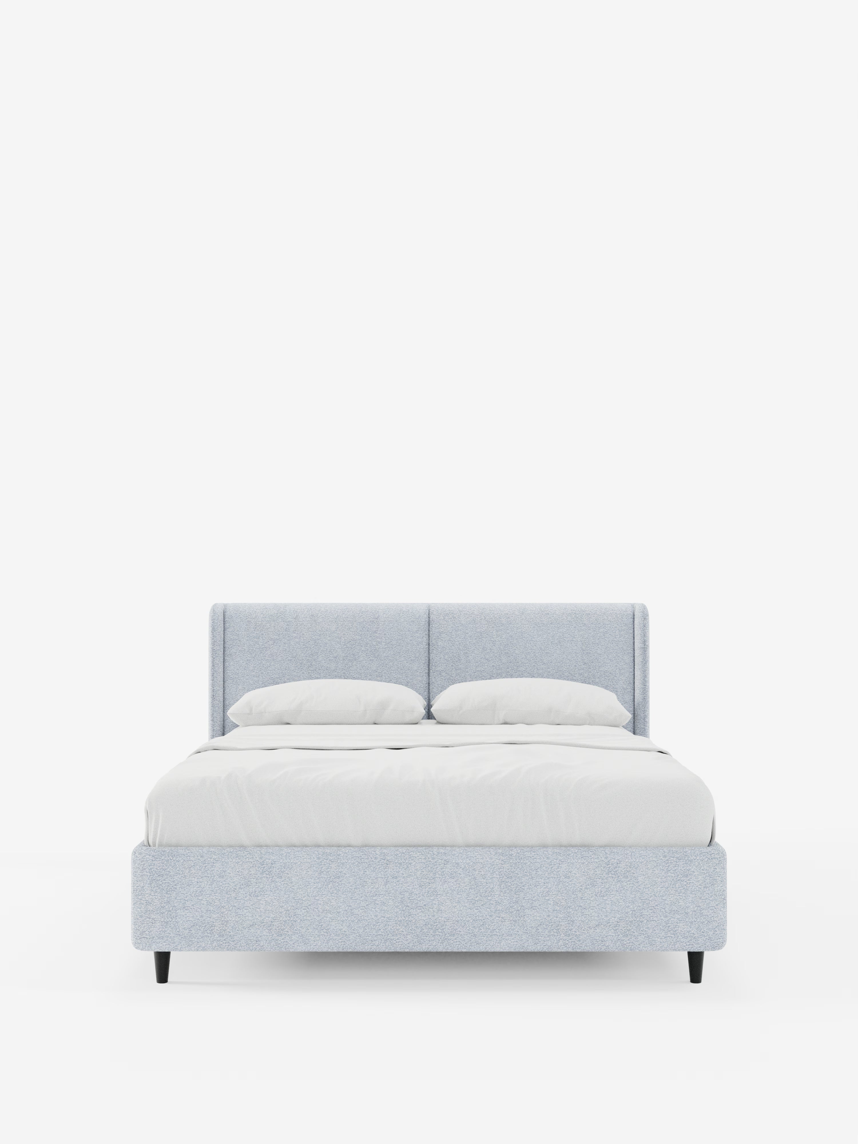 Scopri il letto di design VALKIRIA con contenitore e testiera avvolgente di Letti.store: un letto a piattaforma contemporaneo, imbottito in grigio chiaro, con due morbidi cuscini e un piumone bianco ben sistemato, presentato di fronte su uno sfondo bianco a tinta unita. Questo letto moderno sfoggia un design contemporaneo grazie alla testiera dalle linee semplici e pulite e alle corte gambe nere, ed è realizzato con tessuto certificato Oeko-Tex® per garantire comfort e stile.