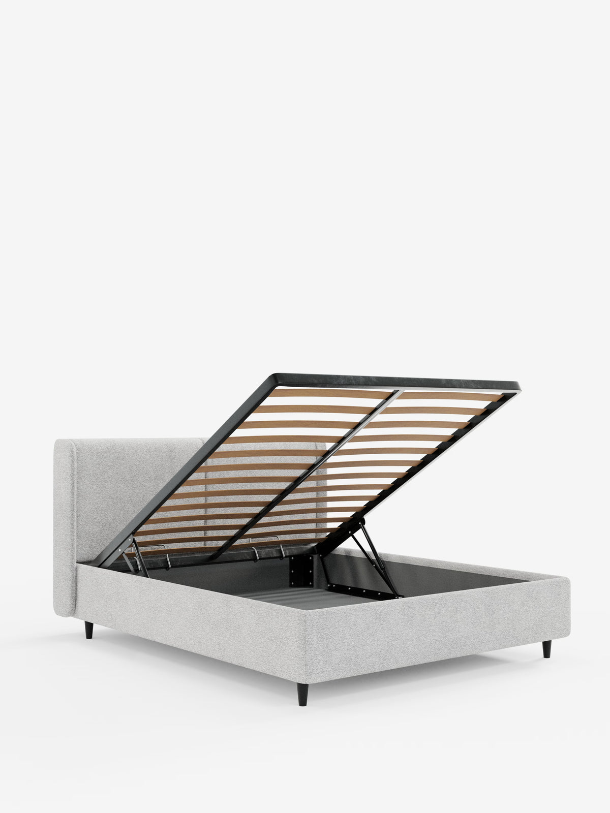 Il letto di design VALKIRIA di Letti.store presenta una struttura imbottita di colore grigio chiaro con due cuscini imbottiti per la testiera in tessuto Oeko-Tex®. La sua rete a doghe sollevabile si inclina verso l’alto per rivelare un ampio vano contenitore sottostante, rendendolo un vero e proprio letto contenitore. Poggiato su eleganti gambe nere, questo letto moderno unisce la praticità dello spazio contenitivo al design contemporaneo, messo in risalto da uno sfondo bianco a tinta unita.