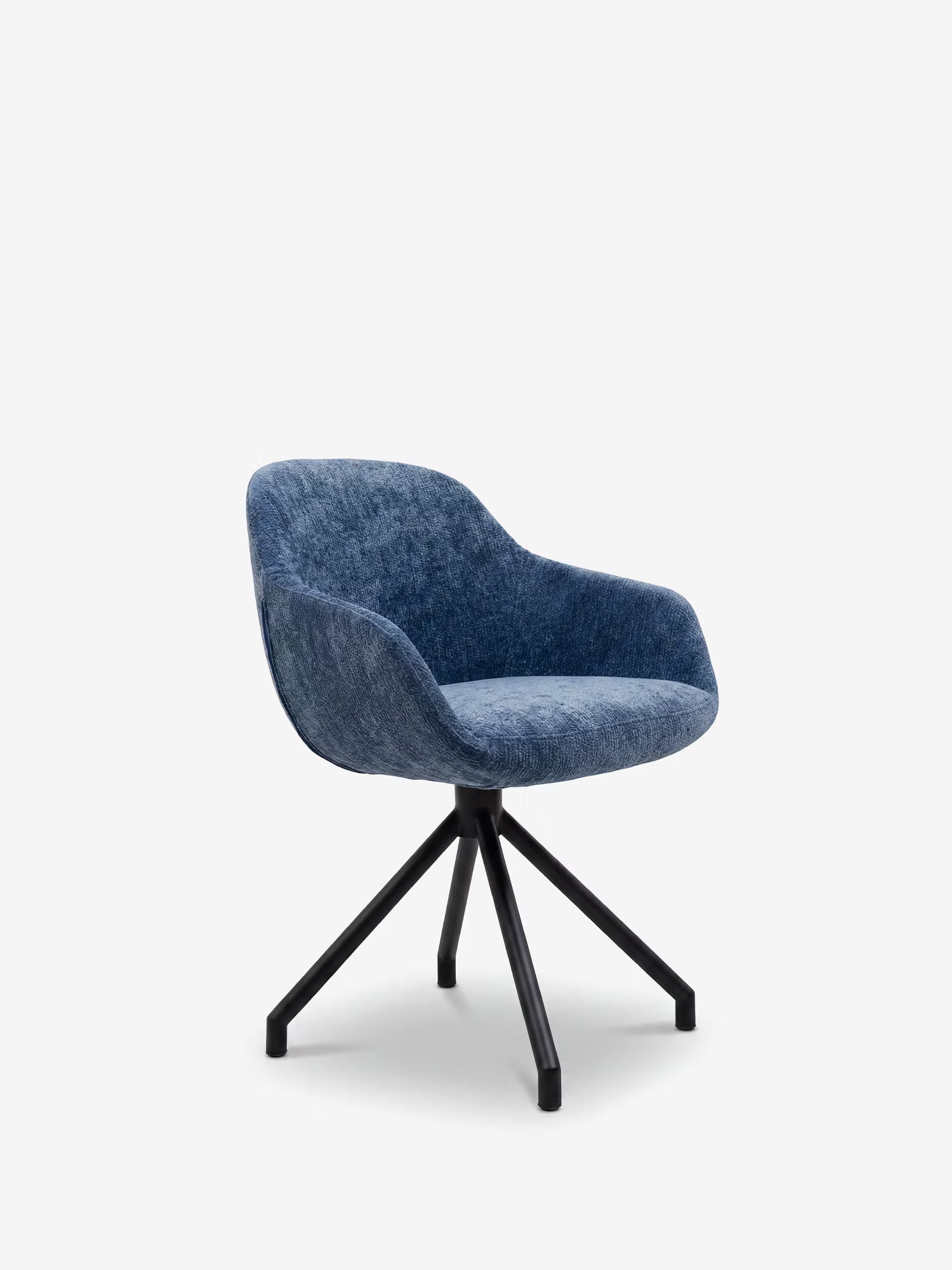 La sedia imbottita Vico di Divani.Store è caratterizzata da un tessuto blu morbido al tatto certificato OEKO-TEX®, uno schienale curvo con braccioli e quattro gambe centrali in metallo nero, il tutto su uno sfondo bianco a tinta unita.