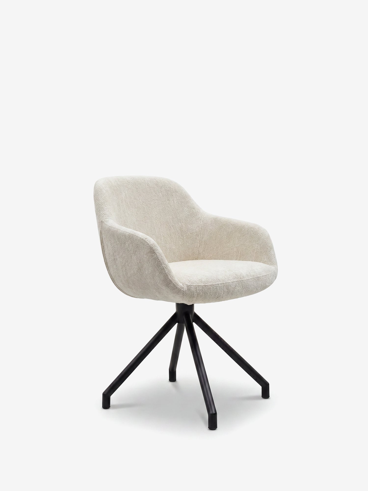 La sedia imbottita Vico di Divani.Store è realizzata in tessuto beige chiaro morbido al tatto certificato OEKO-TEX® e presenta uno schienale curvo, con quattro gambe in metallo nero inclinate verso l’esterno e unite al centro, su uno sfondo bianco a tinta unita.