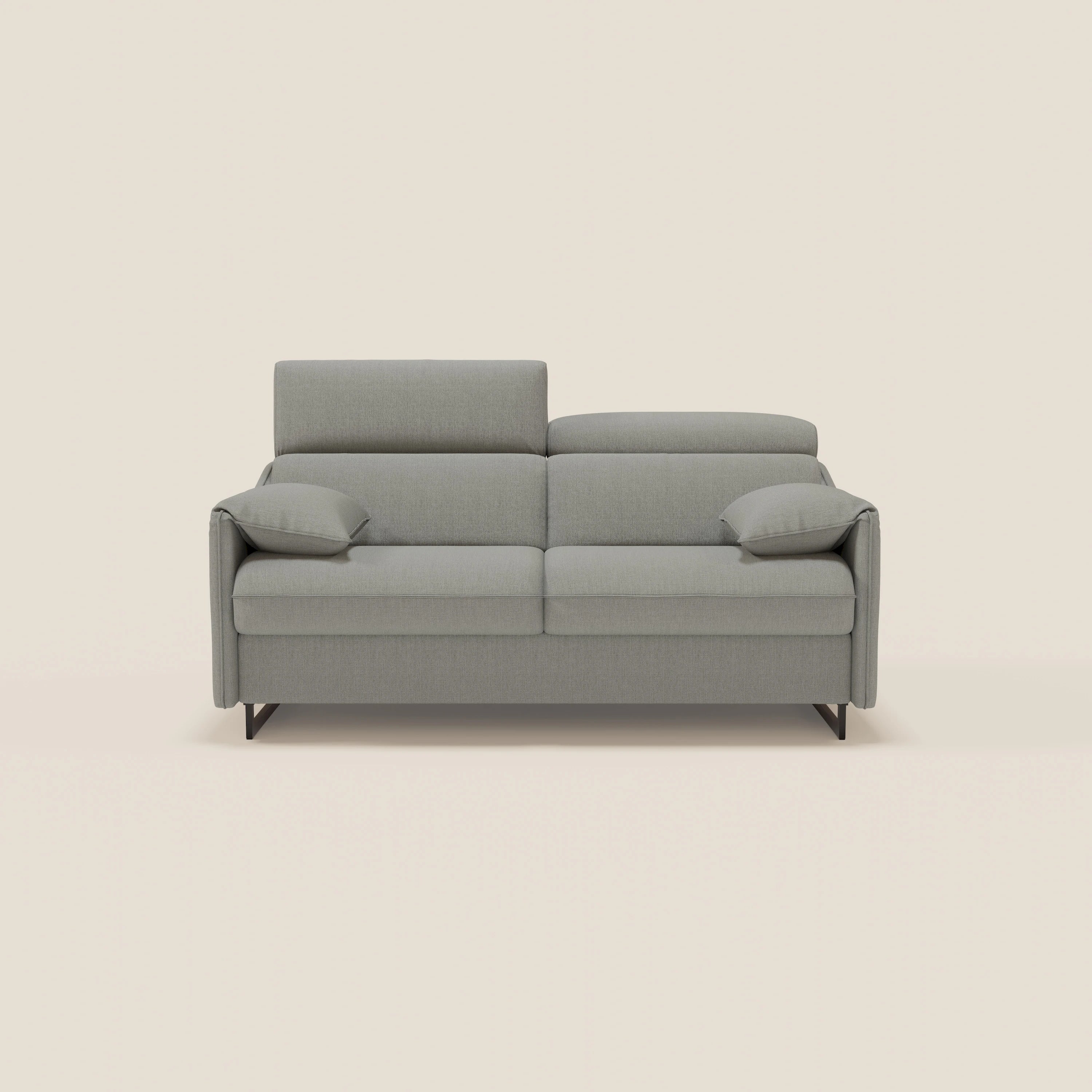 Il divano letto Violetta 197 cm di Divani.Store, in tessuto impermeabile T13 GRIGIO, è dotato di poggiatesta reclinabile e braccioli mobili. Include un materasso da 160x197 cm (H18 cm) e poggia su eleganti gambe scure con cuscini coordinati.