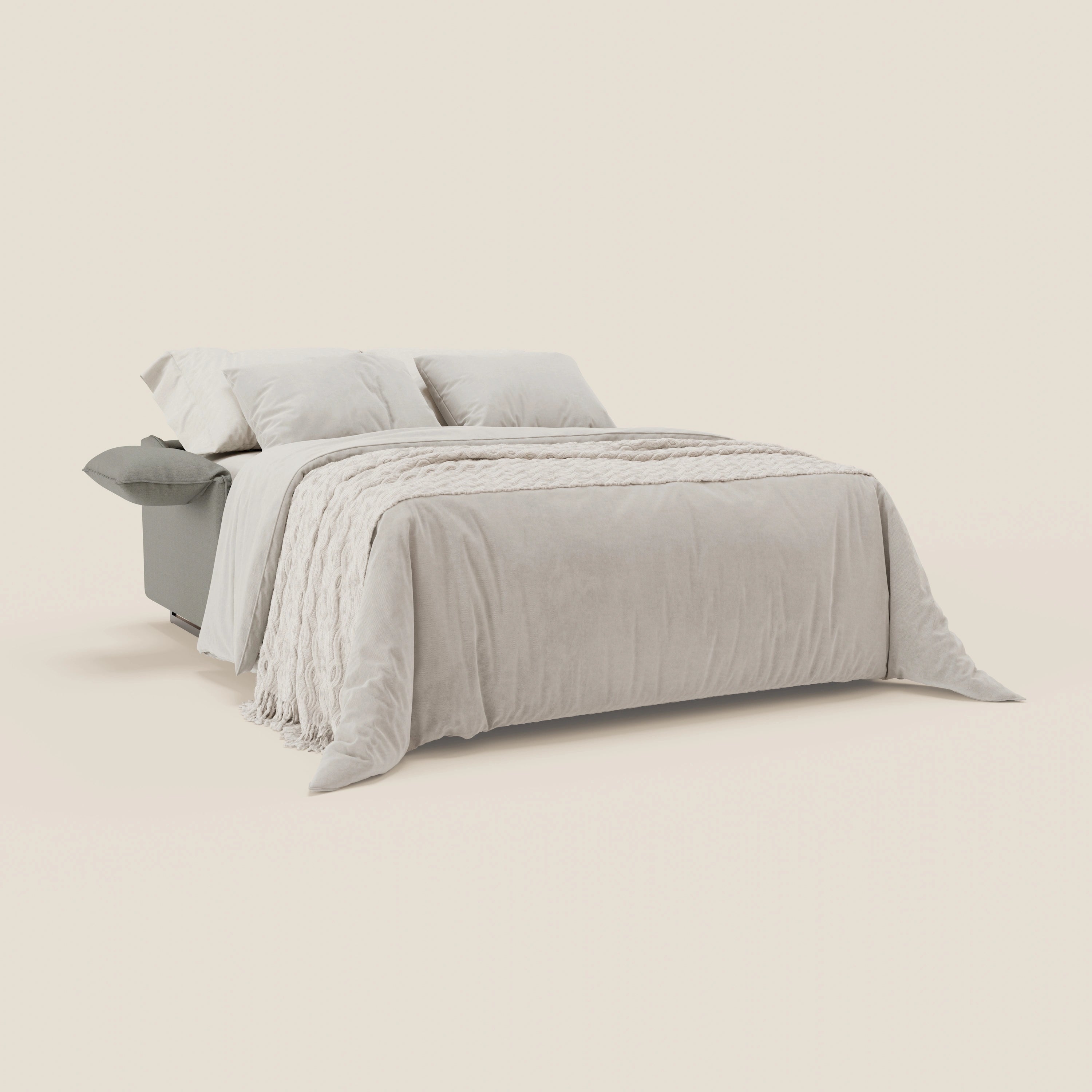 Un divano letto Violetta da 197 cm di Divani.Store è dispiegato come un letto con biancheria beige, due grandi cuscini, poggiatesta reclinabili, braccioli mobili e un materasso H18 cm in tessuto impermeabile T13 grigio. Lo sfondo è bianco sporco.