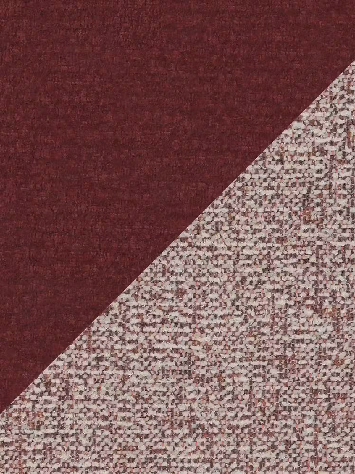 Un'immagine divisa in diagonale: in alto a sinistra si vede un tessuto in tinta unita bordeaux, mentre in basso a destra spicca una trama a trama mista di fili bordeaux, rosa e bianchi che formano un motivo maculato. Questo audace contrasto riflette il design contemporaneo del letto imbottito bicolore con contenitore VALKIRIA di Letti.store, caratterizzato da morbidi cuscini dello schienale e da una testiera curva avvolgente.