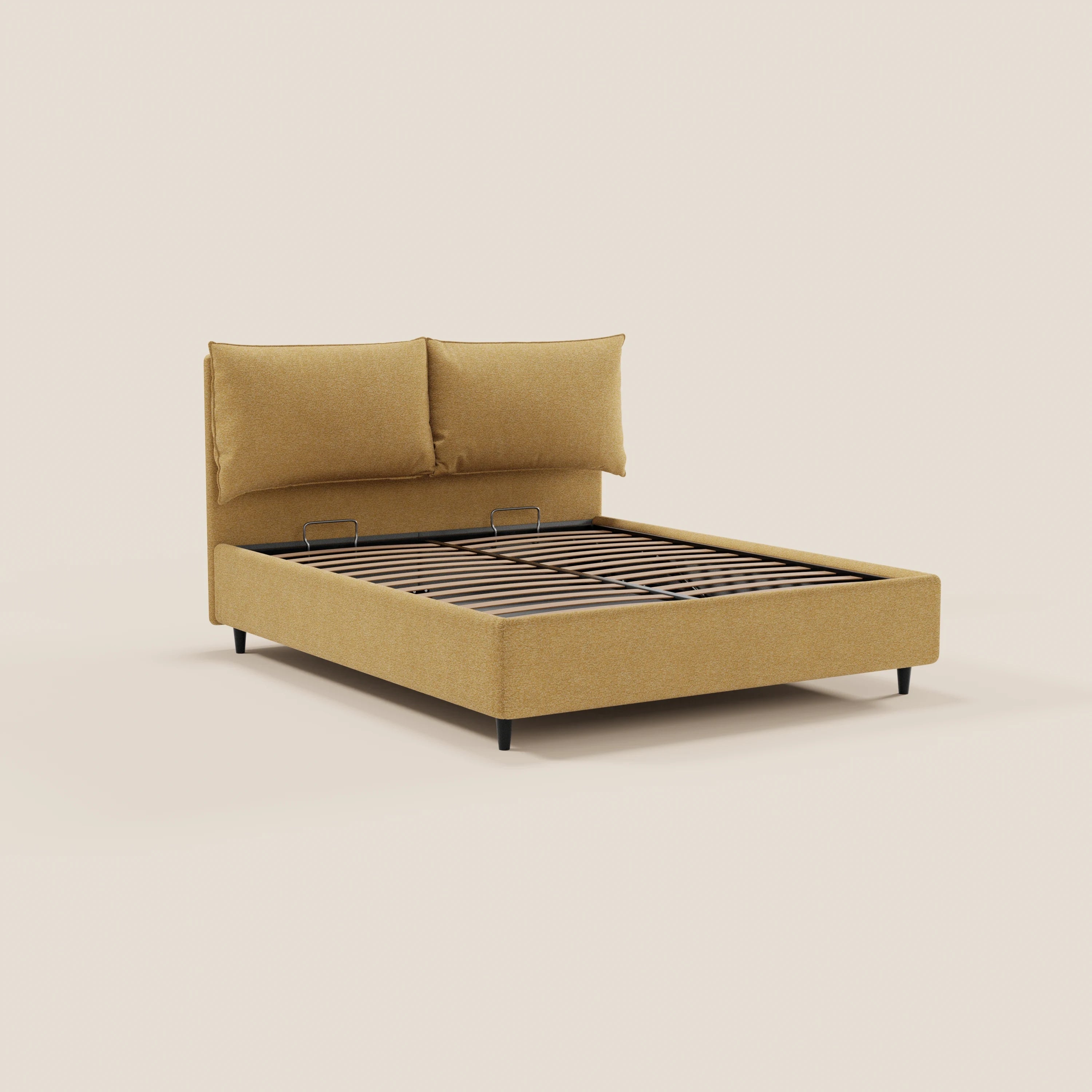 Il letto imbottito ZAYRON di Letti.store è realizzato in tessuto giallo senape certificato Oeko-Tex®, presenta due grandi cuscini imbottiti regolabili sulla testiera, doghe in legno a vista e gambe corte nere; nella foto è raffigurato senza materasso né biancheria da letto su uno sfondo chiaro.