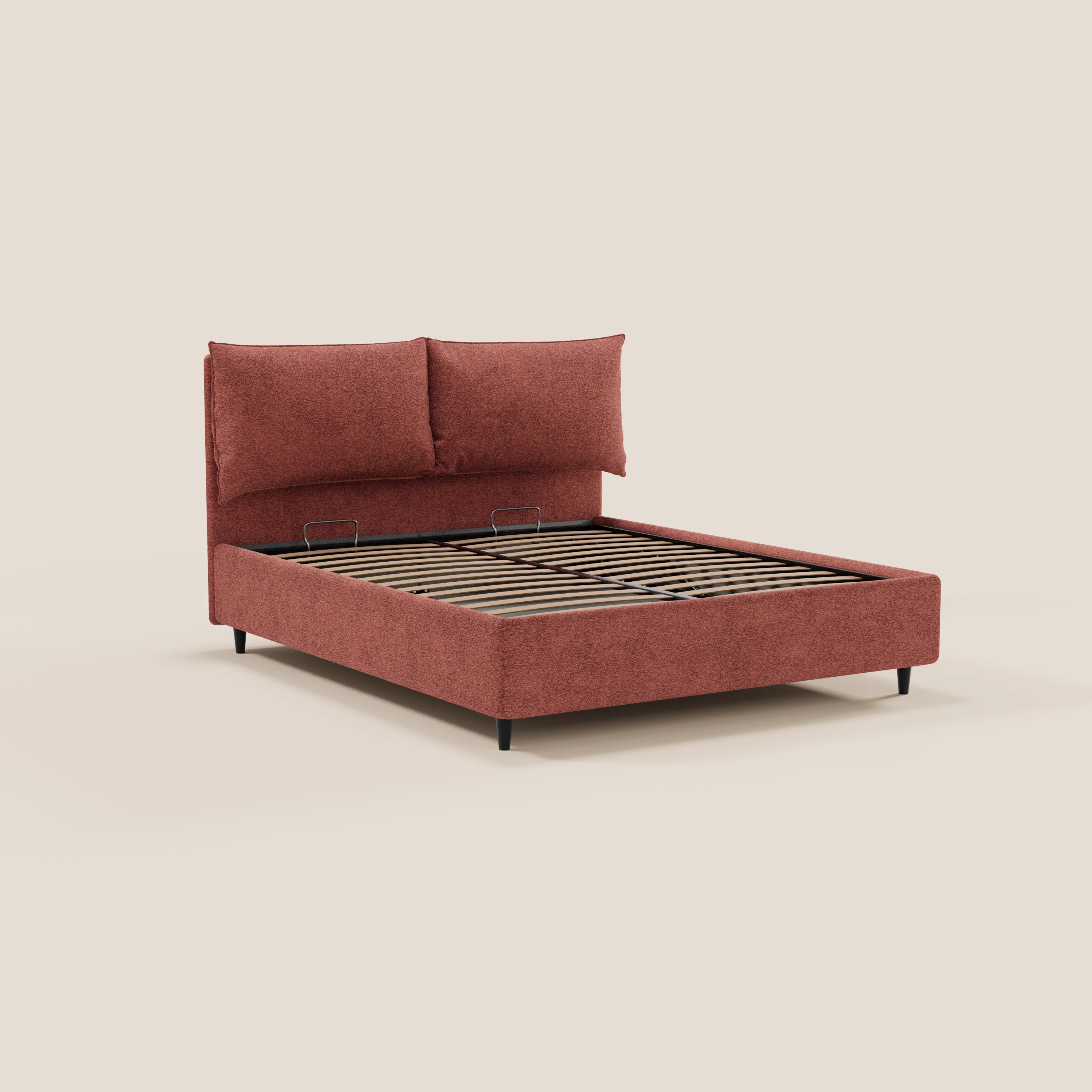 Il letto imbottito ZAYRON di Letti.store è realizzato con un tessuto color ruggine certificato Oeko-Tex®, cuscini imbottiti regolabili sulla testiera, base contenitiva, doghe in legno ed eleganti gambe nere. Nell’immagine è raffigurato su uno sfondo beige chiaro a tinta unita.
