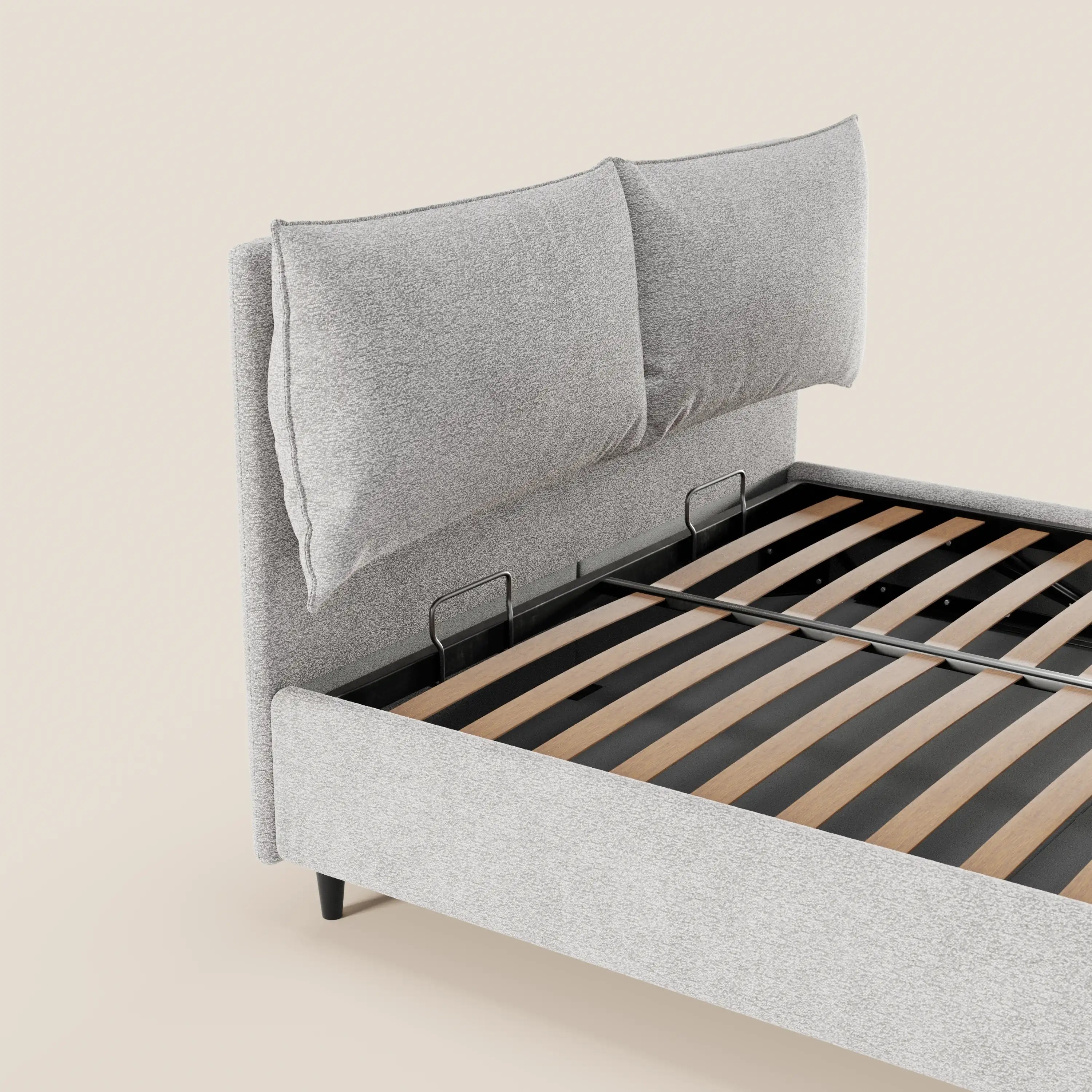 Il letto imbottito ZAYRON di Letti.store presenta un moderno design in tessuto Oeko-Tex®, morbidi cuscini regolabili sulla testiera grigio chiaro, doghe in legno, dettagli in metallo nero e gambe corte e angolate, oltre a un ampio vano contenitore.