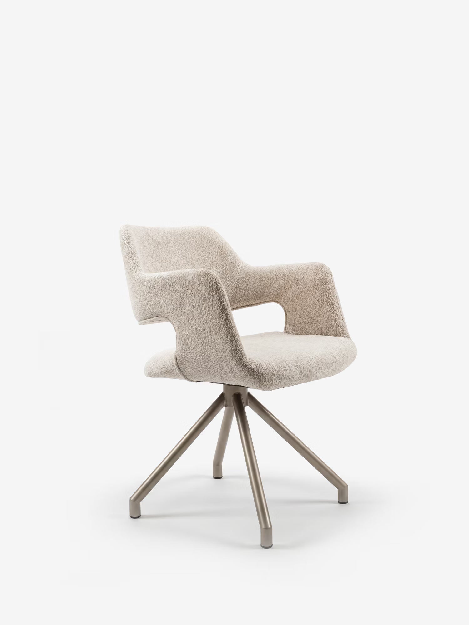 La Zefira di Divani.Store è una poltrona con braccioli dal design moderno, rivestita in tessuto effetto cotone e dotata di base in metallo color champagne, ideale per arredare ambienti contemporanei con stile ed eleganza.