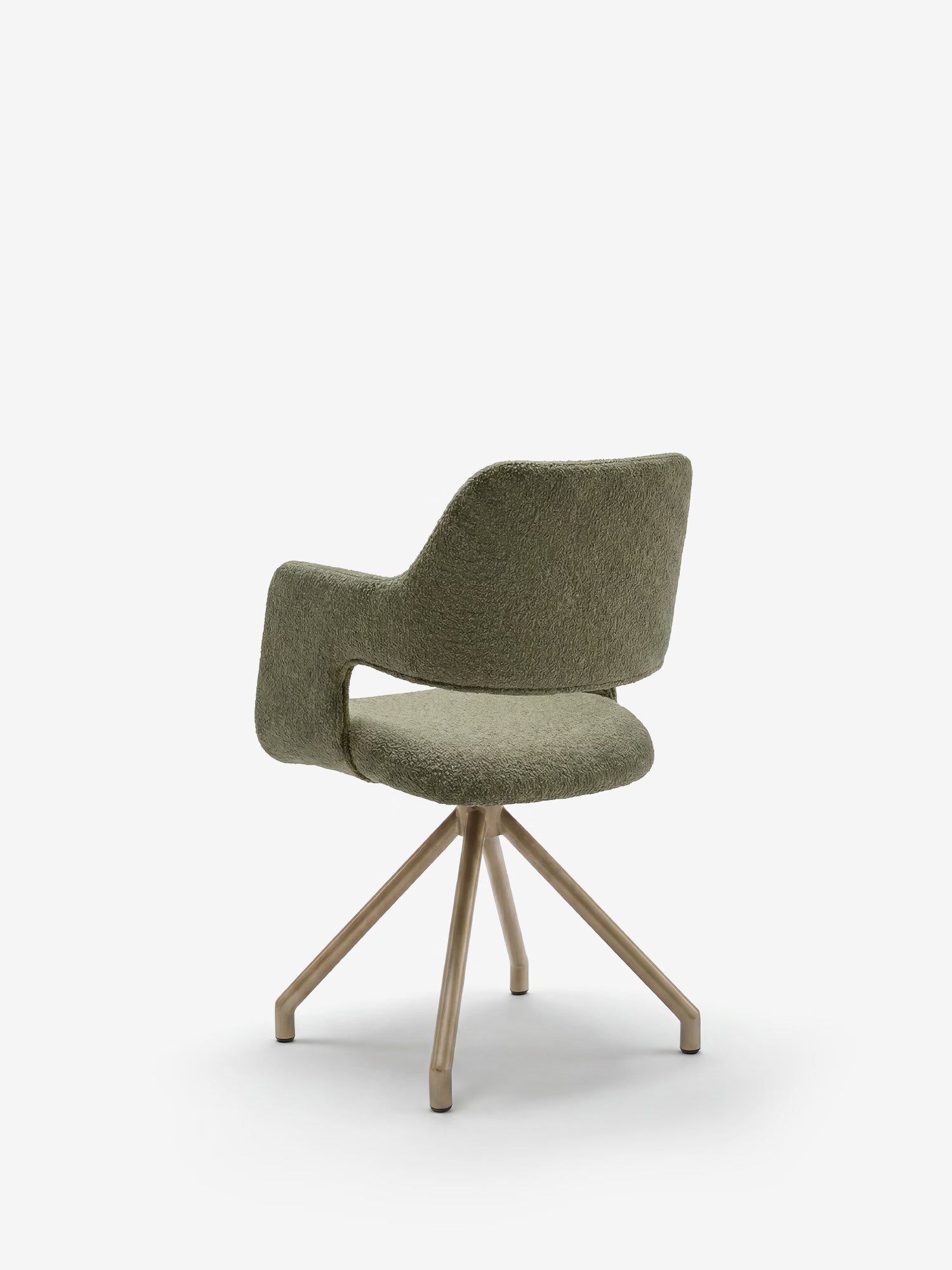 La sedia imbottita di design Zefira di Divani.Store presenta braccioli, tessuto effetto cotone e una base in metallo color champagne, raffigurata in posizione inclinata su uno sfondo bianco a tinta unita.