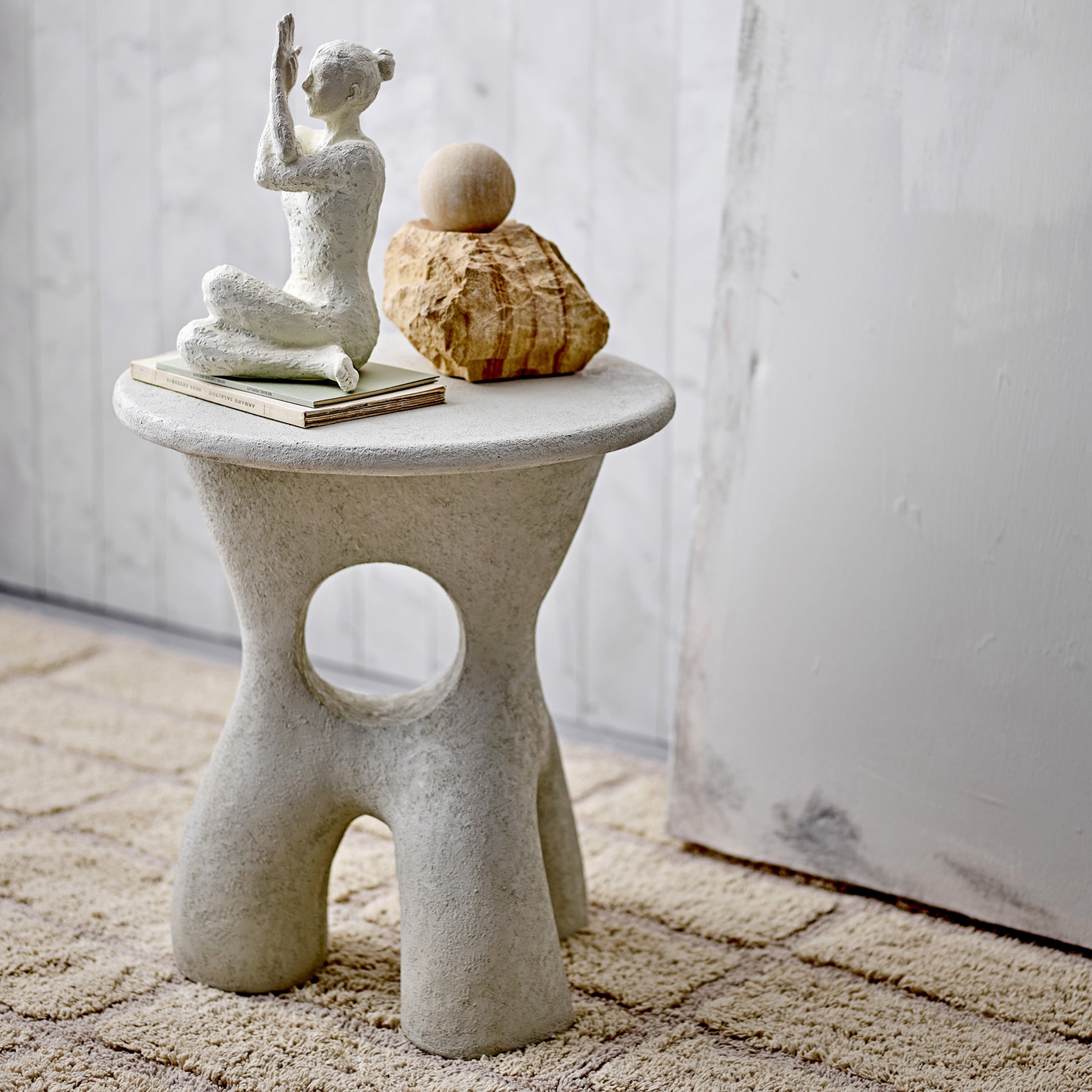 Amiee tavolino scultoreo tondo dalla forma organica in poliresina bianco - divani.store