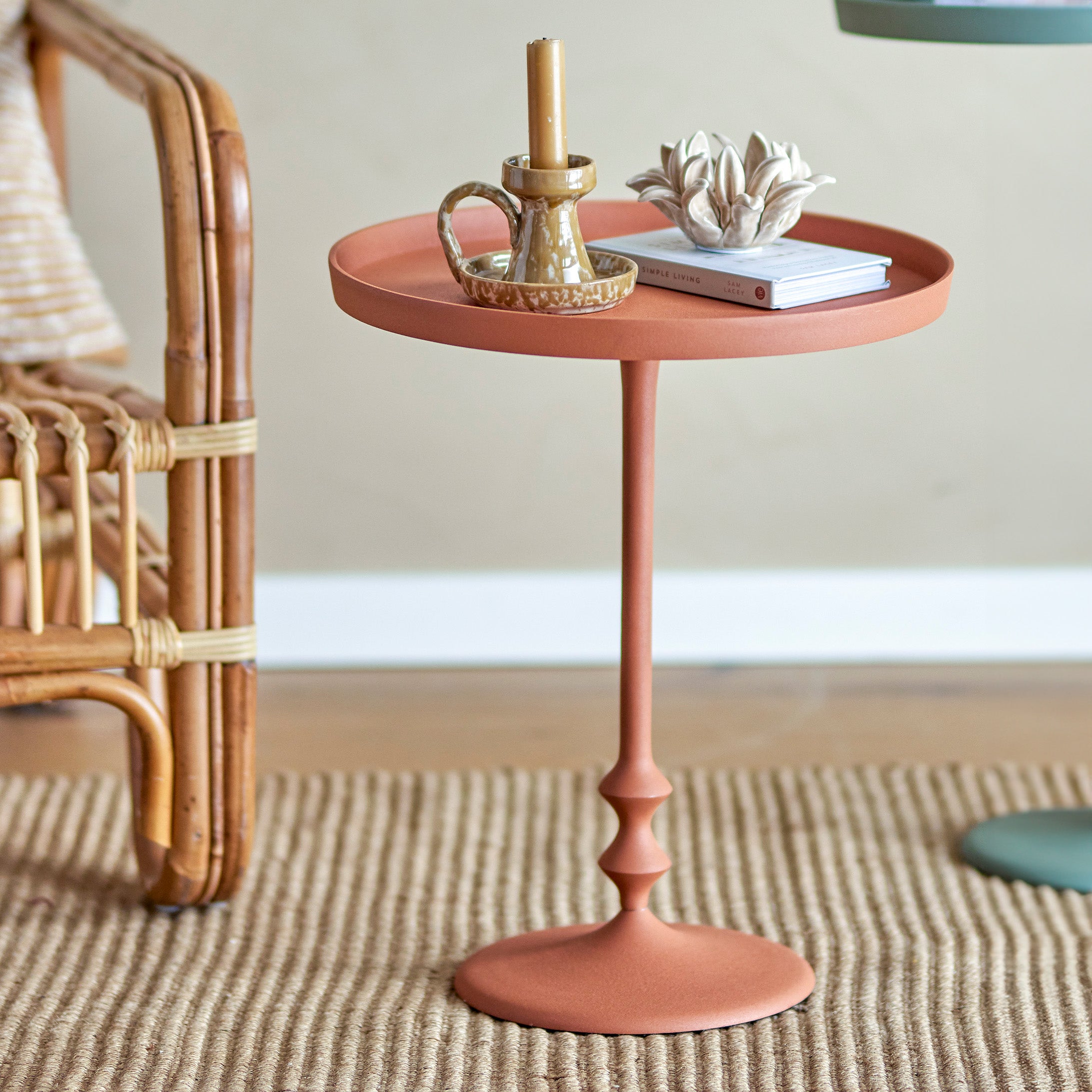 Anjou tavolino da appoggio elegante in metallo arancio - divani.store