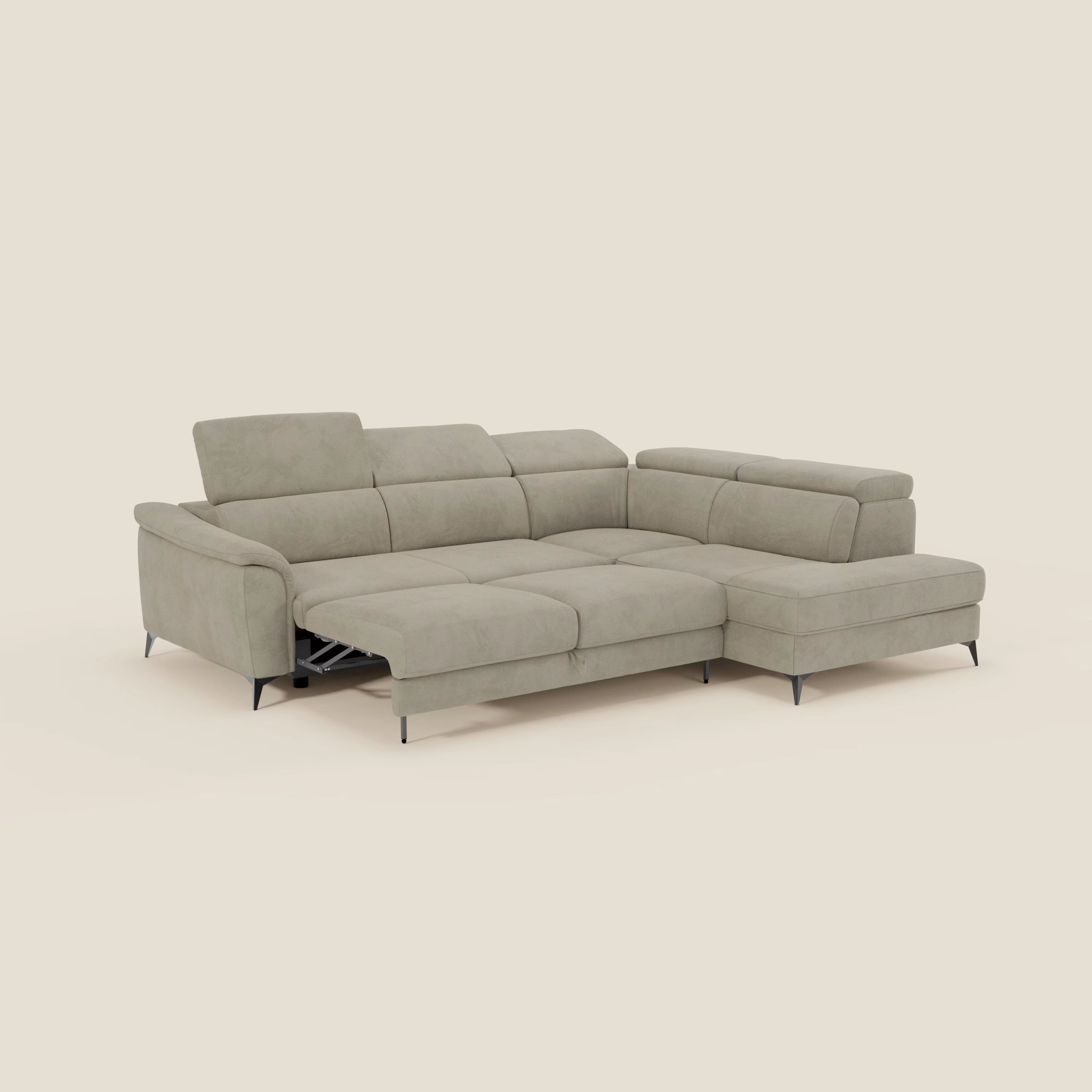 L'Arcos Divano angolare di Divani.Store, in microfibra impermeabile T11 tortora, è caratterizzato da alte gambe in metallo e poggiatesta regolabili. Il lato sinistro è dotato di un meccanismo di relax elettrico per un maggiore comfort, su uno sfondo chiaro.