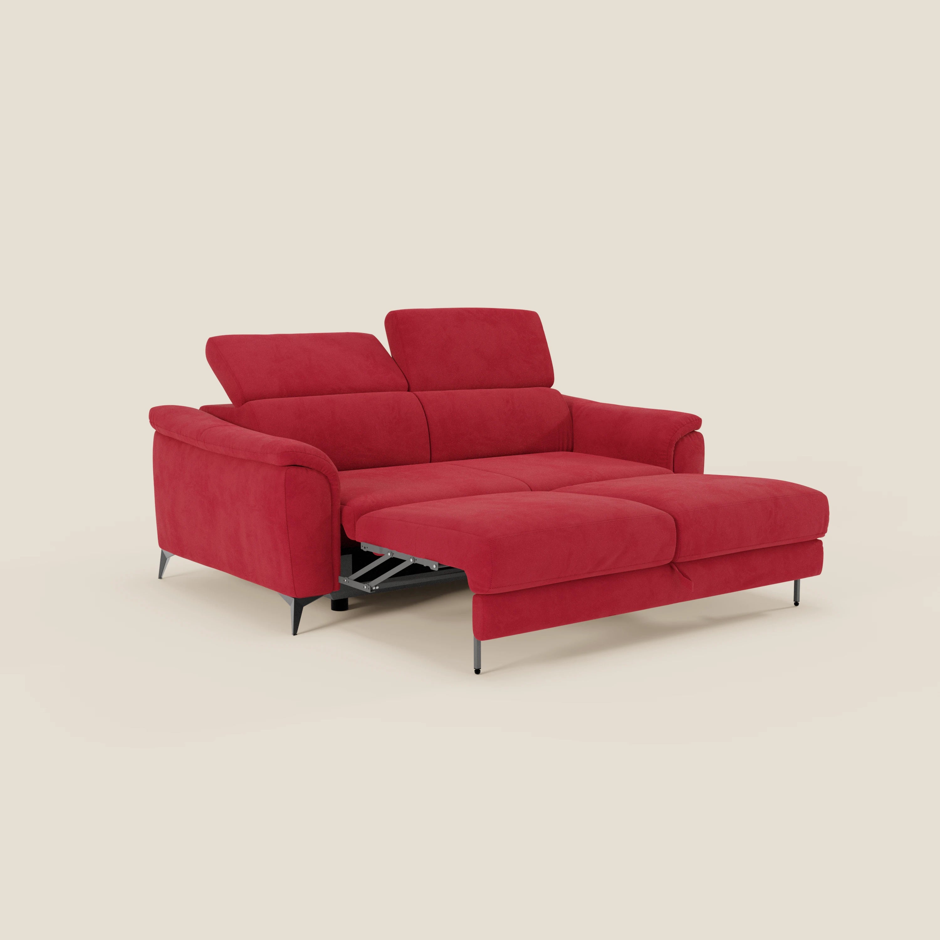 Arcos Divano 3 posti di Divani.Store in microfibra impermeabile T11 rosso è caratterizzato da alte gambe in metallo, poggiatesta regolabili e cuscini in tessuto, parzialmente reclinati su uno sfondo beige chiaro.