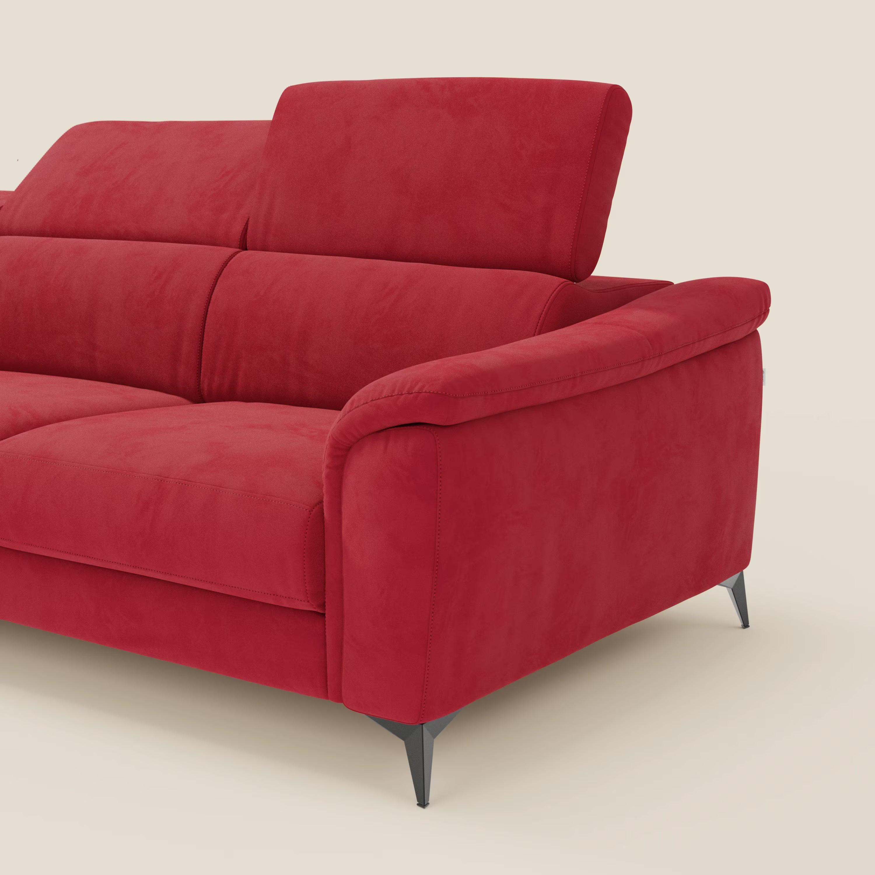 L'Arcos Divano con penisola di Divani.Store è presentato in microfibra impermeabile rossa T11 con gambe alte e poggiatesta regolabili. Sono visibili solo il lato destro e parte della seduta, su uno sfondo beige.