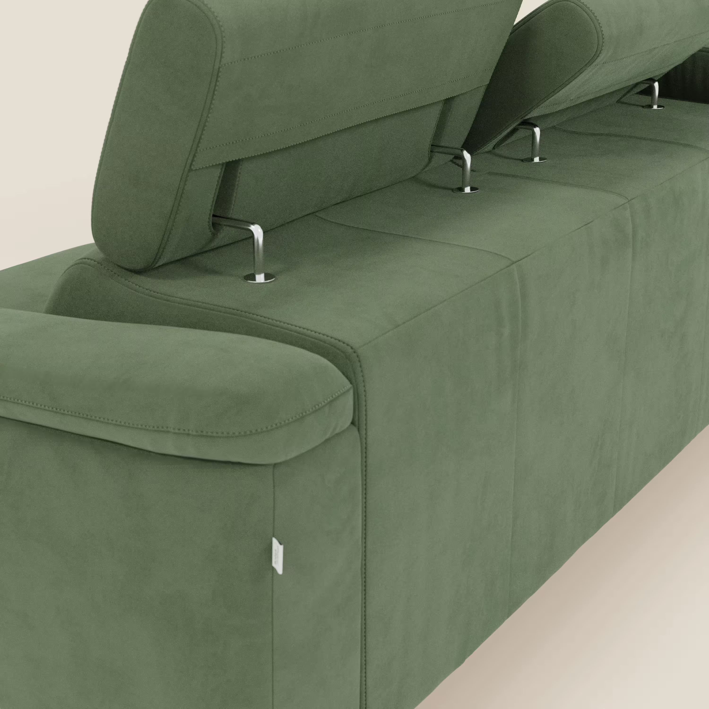 L'Arcos Divano con penisola di Divani.Store è caratterizzato da gambe alte, poggiatesta regolabili e microfibra impermeabile verde (T11). Le sue linee slanciate e lo sfondo neutro conferiscono un'eleganza minimalista a qualsiasi spazio.