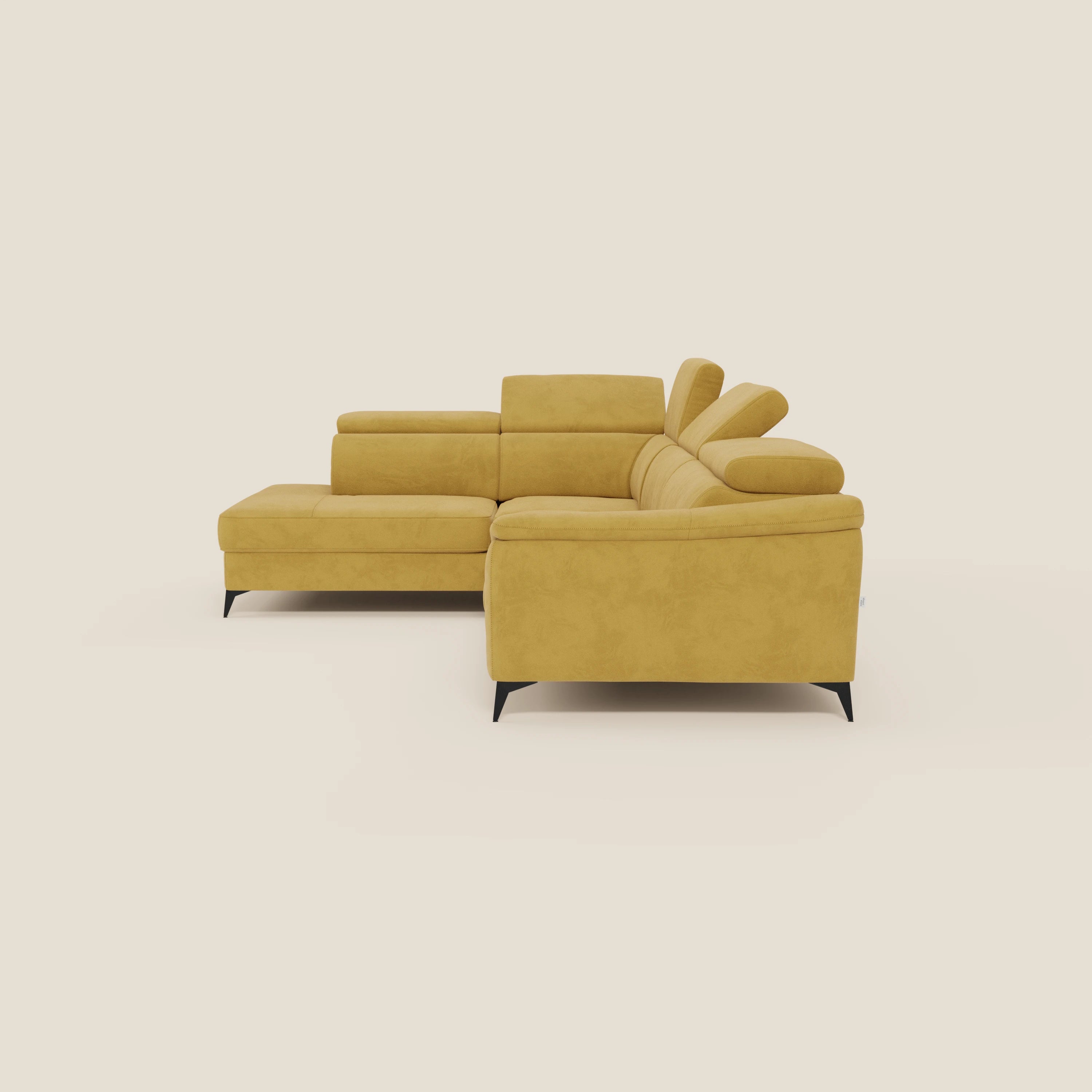 Arcos Divano angolare di Divani.Store è caratterizzato da microfibra impermeabile giallo senape T11, gambe alte nere, poggiatesta regolabili e chaise longue estraibile. Le sue linee pulite e il suo stile moderno spiccano su uno sfondo bianco sporco.