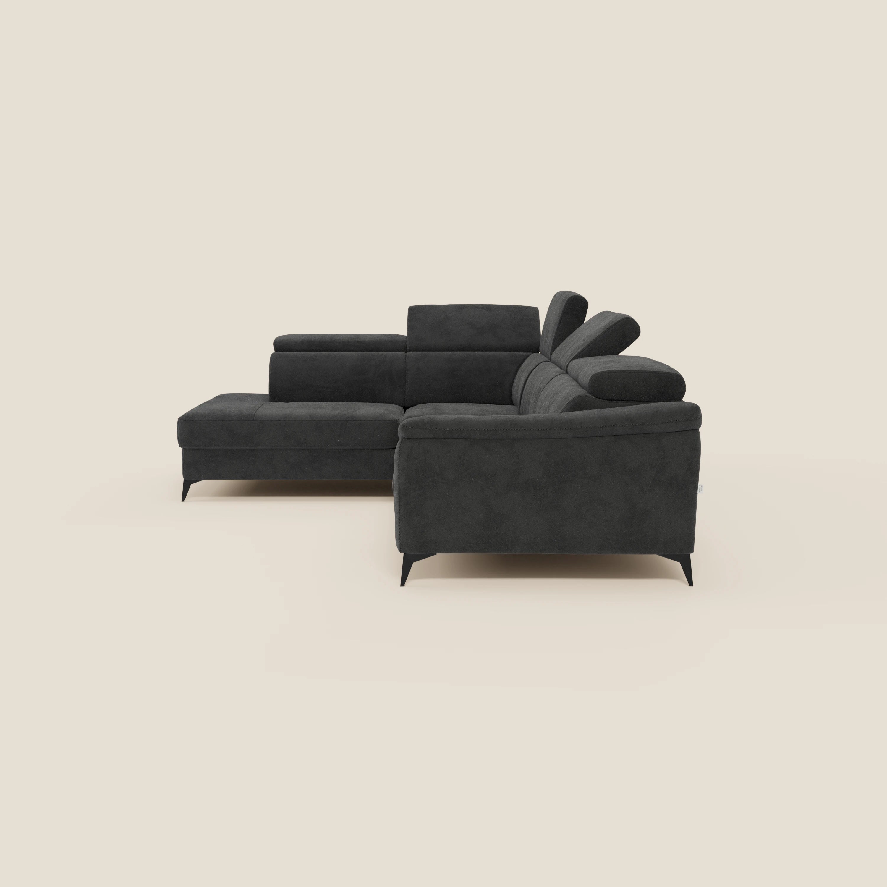 Arcos Divano angolare di Divani.Store è caratterizzato da gambe alte, poggiatesta reclinabili e microfibra impermeabile T11 nera. Il suo design minimalista e contemporaneo, dalle linee pulite, spicca su uno sfondo beige chiaro.