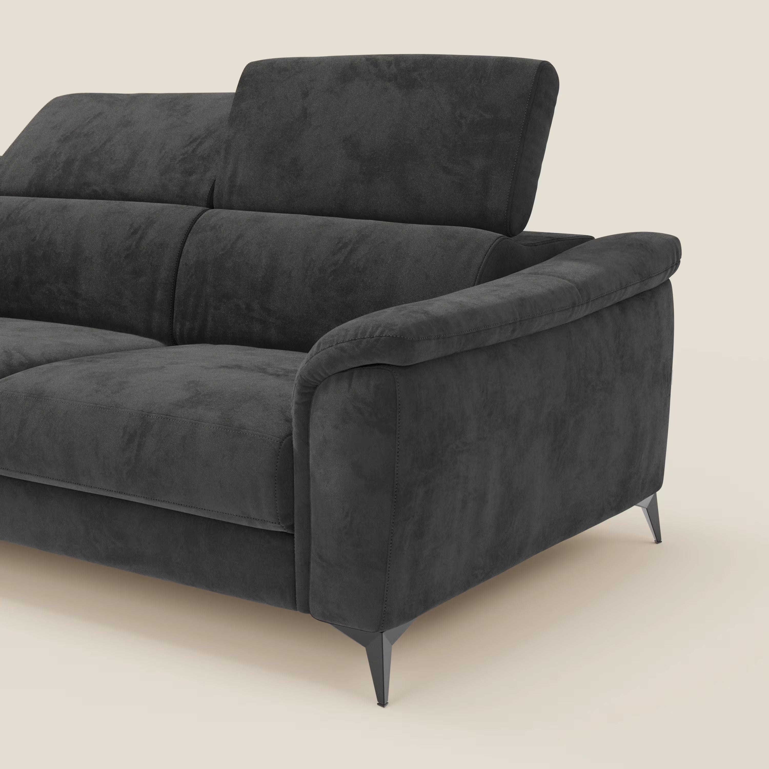 Il divano angolare Arcos di Divani.Store è caratterizzato da alte gambe in metallo, braccioli arrotondati e poggiatesta reclinabili in microfibra impermeabile T11 nera. Moderno ed elegante, è presentato in parte su uno sfondo beige chiaro.