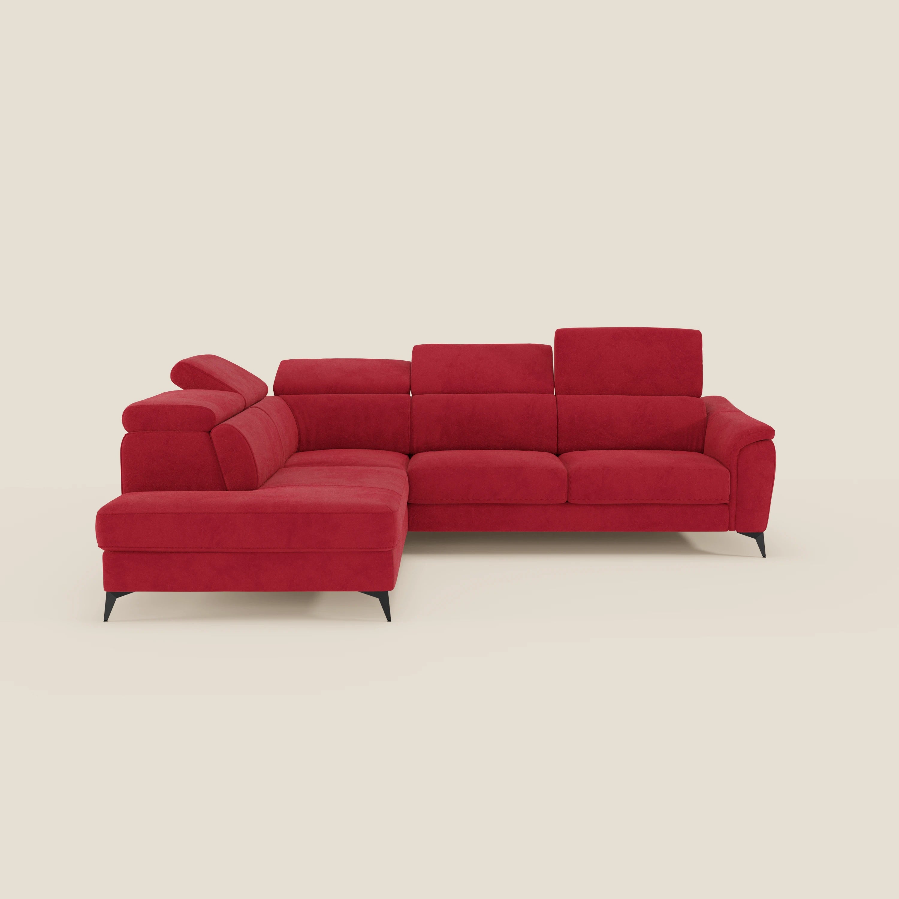 Arcos Divano angolare di Divani.Store è caratterizzato da un vivace rivestimento rosso in microfibra impermeabile T11, da alte e sottili gambe nere e da poggiatesta regolabili. La sua moderna forma a L comprende una chaise lounge sul lato sinistro e un bracciolo destro su uno sfondo bianco sporco.