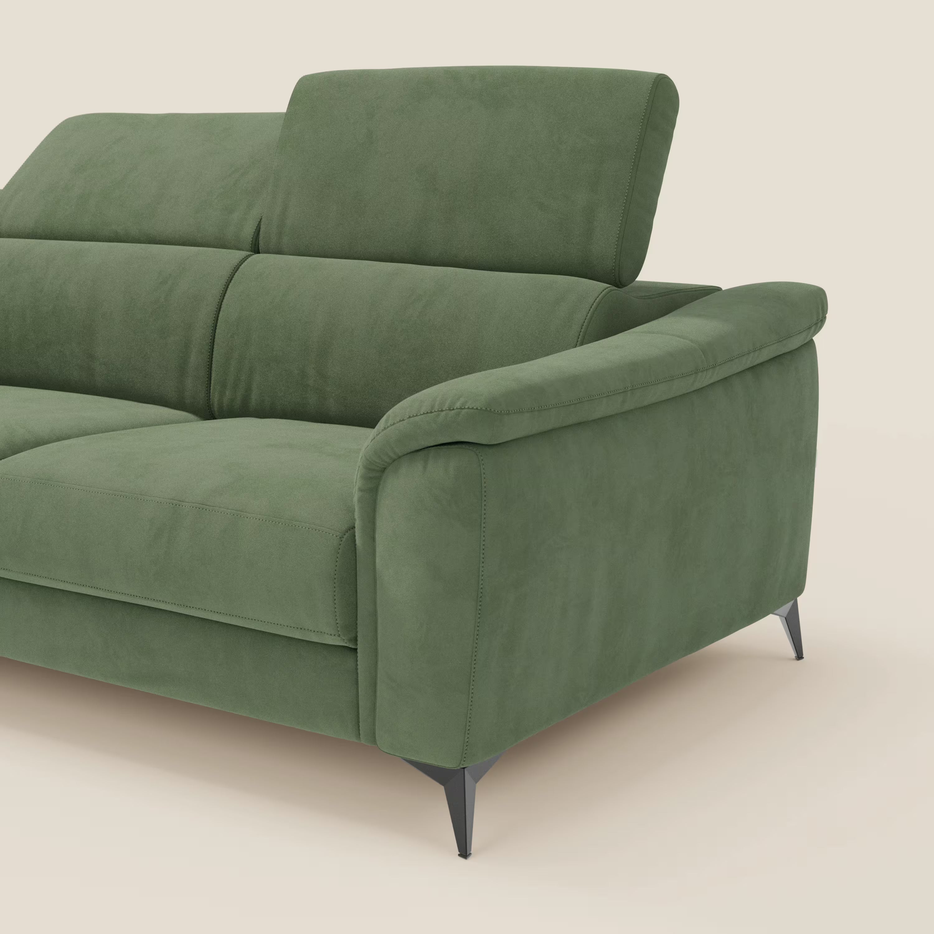 Arcos Divano angolare di Divani.Store è caratterizzato da gambe alte, poggiatesta regolabili e rivestimento in microfibra impermeabile verde T11 per un look moderno. Gli ampi braccioli imbottiti e il design elegante completano questo divano contemporaneo.