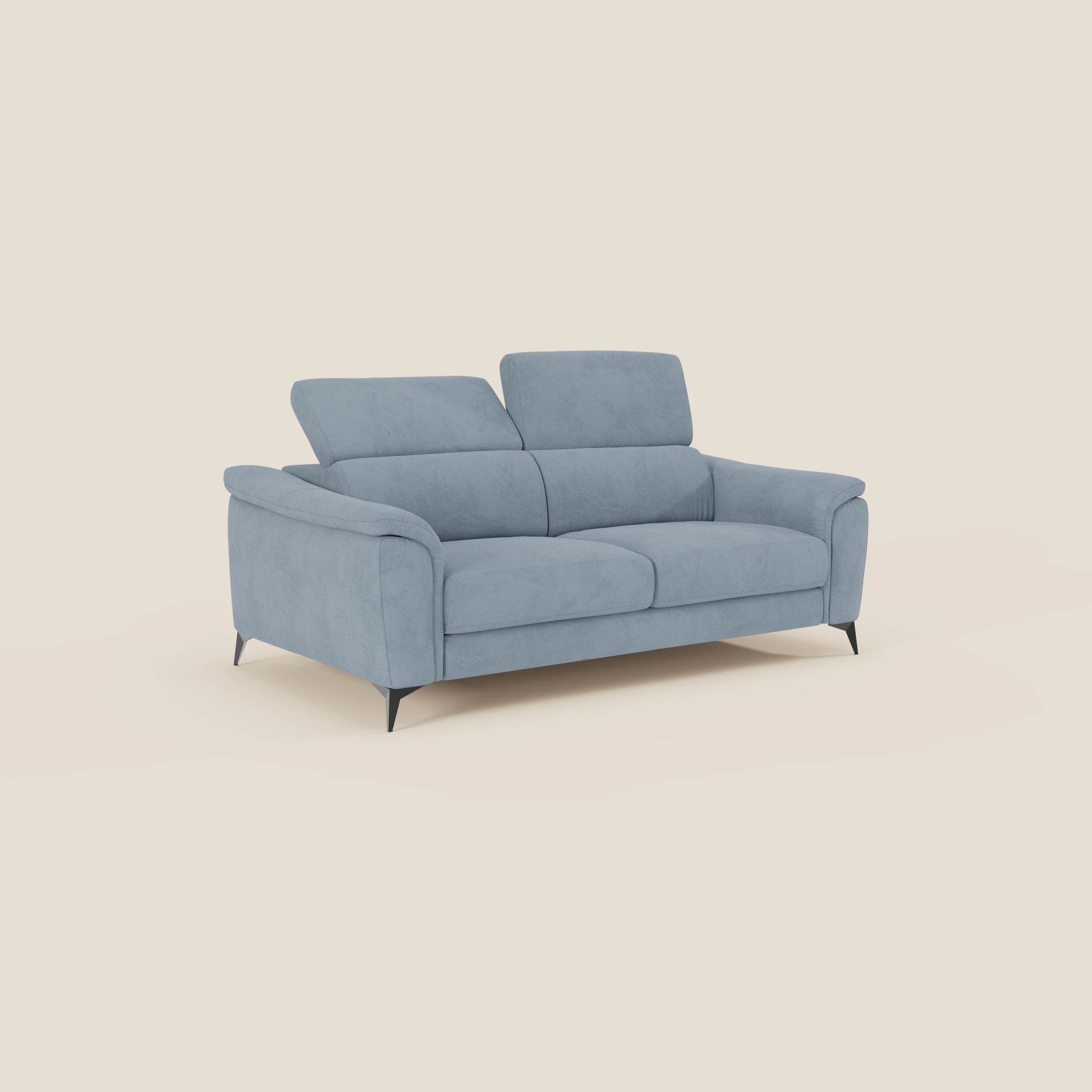Arcos Divano 3 posti di Divani.Store è caratterizzato da alte gambe nere e da poggiatesta regolabili in microfibra T11 impermeabile di colore azzurro, su uno sfondo bianco sporco.