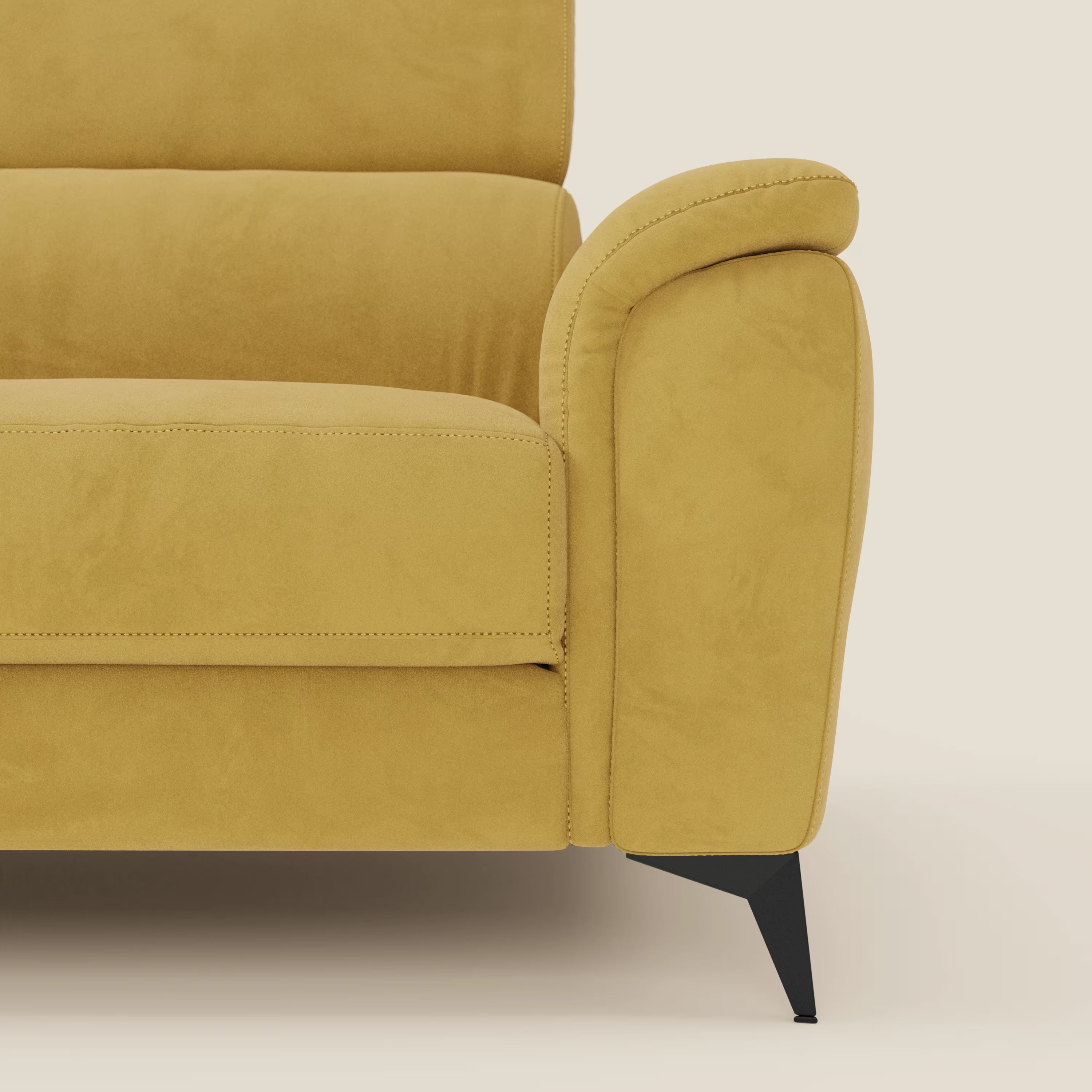 Primo piano del lato destro di Arcos Divano 3 posti di Divani.Store in microfibra impermeabile giallo T11, con bracciolo, seduta, cuscino dello schienale, gambe alte angolate nere e poggiatesta reclinabile su uno sfondo beige chiaro.