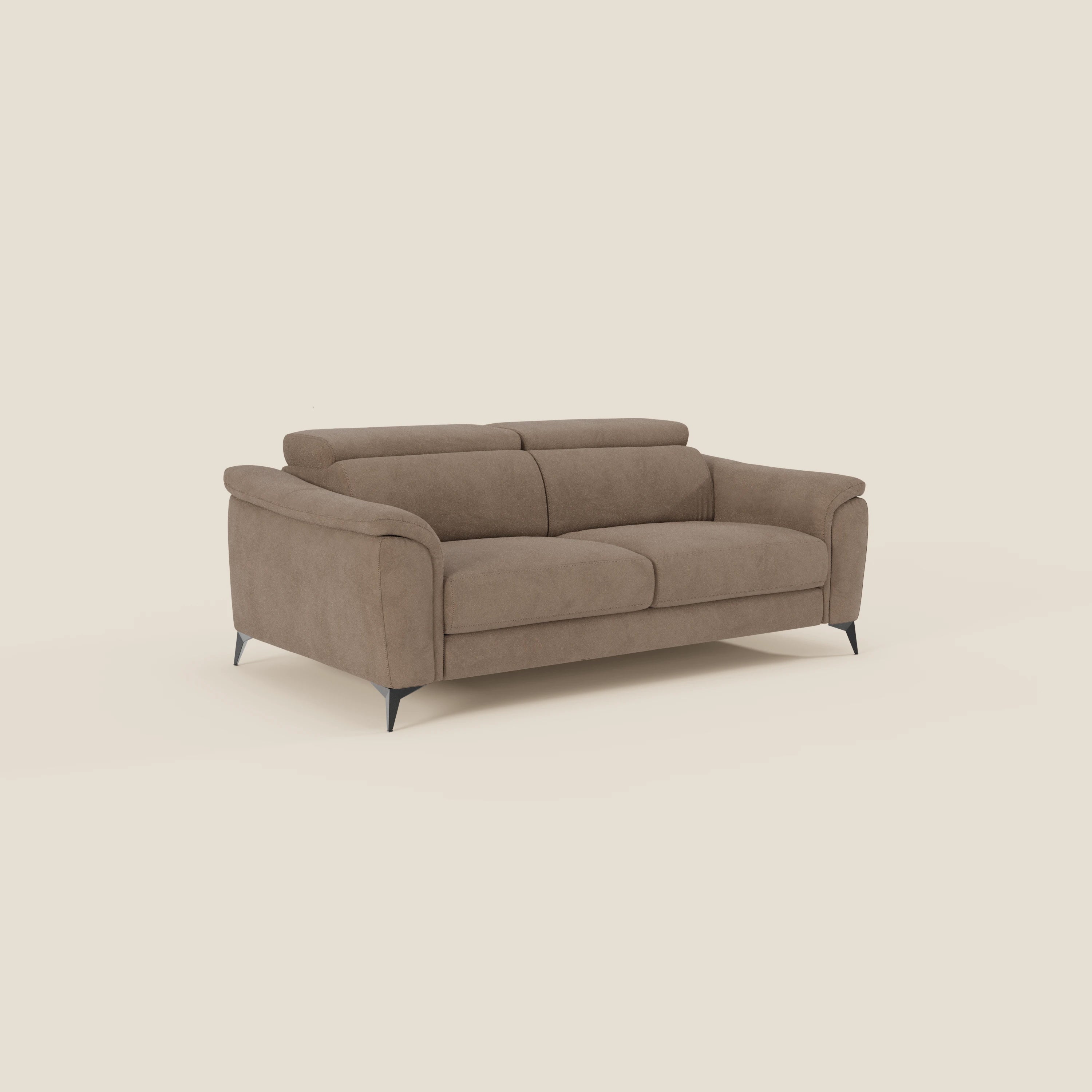 Arcos Divano 3 posti di Divani.Store è caratterizzato da piedini alti, poggiatesta reclinabili e cuscini in microfibra impermeabile T11 marrone, con braccioli e un moderno schienale basso su uno sfondo bianco sporco.