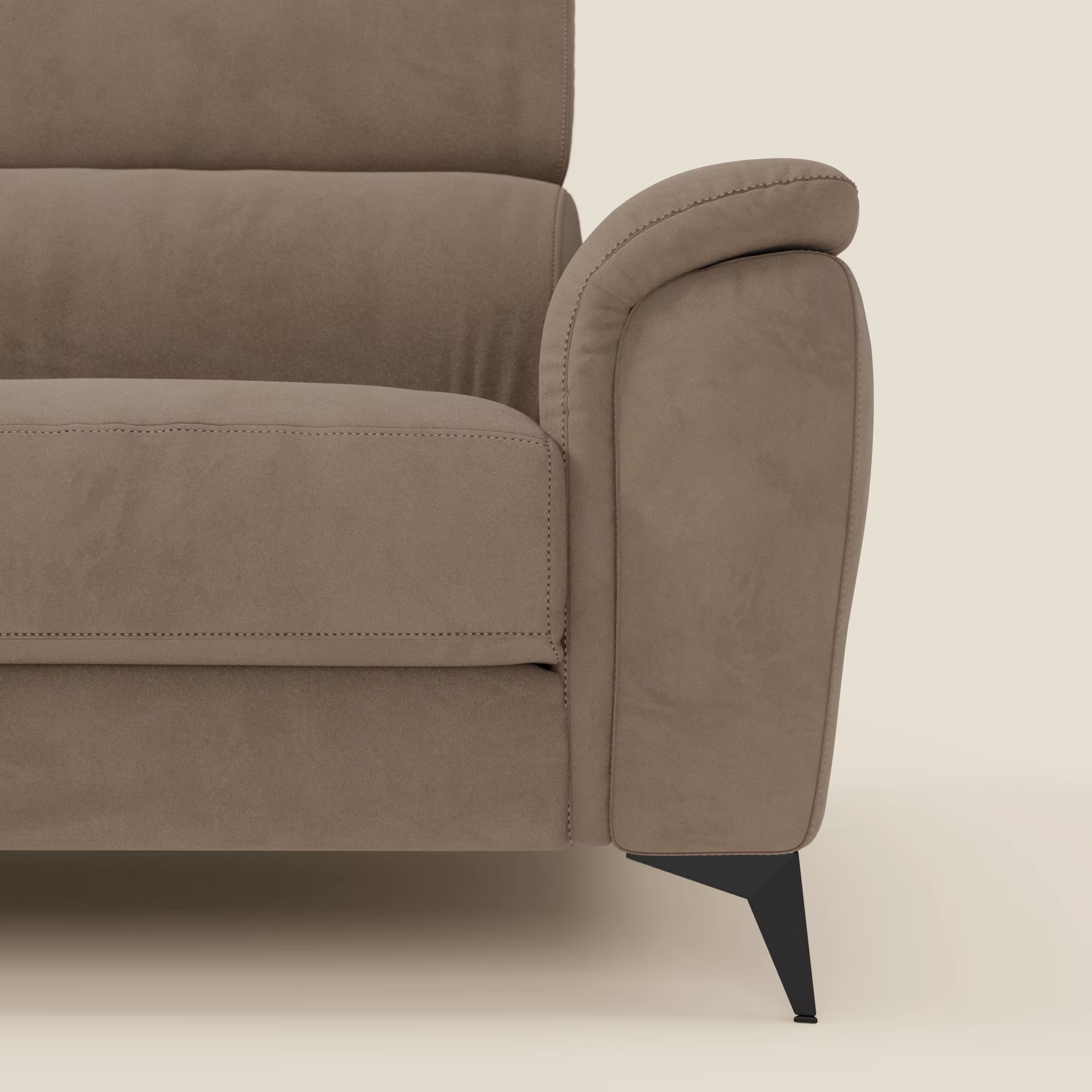 Primo piano di Arcos Divano 3 posti di Divani.Store, con bracciolo curvo, cuscino di seduta e di schienale in microfibra impermeabile T11 marrone e sottili gambe in metallo nero, perfetto per un salotto di classe.