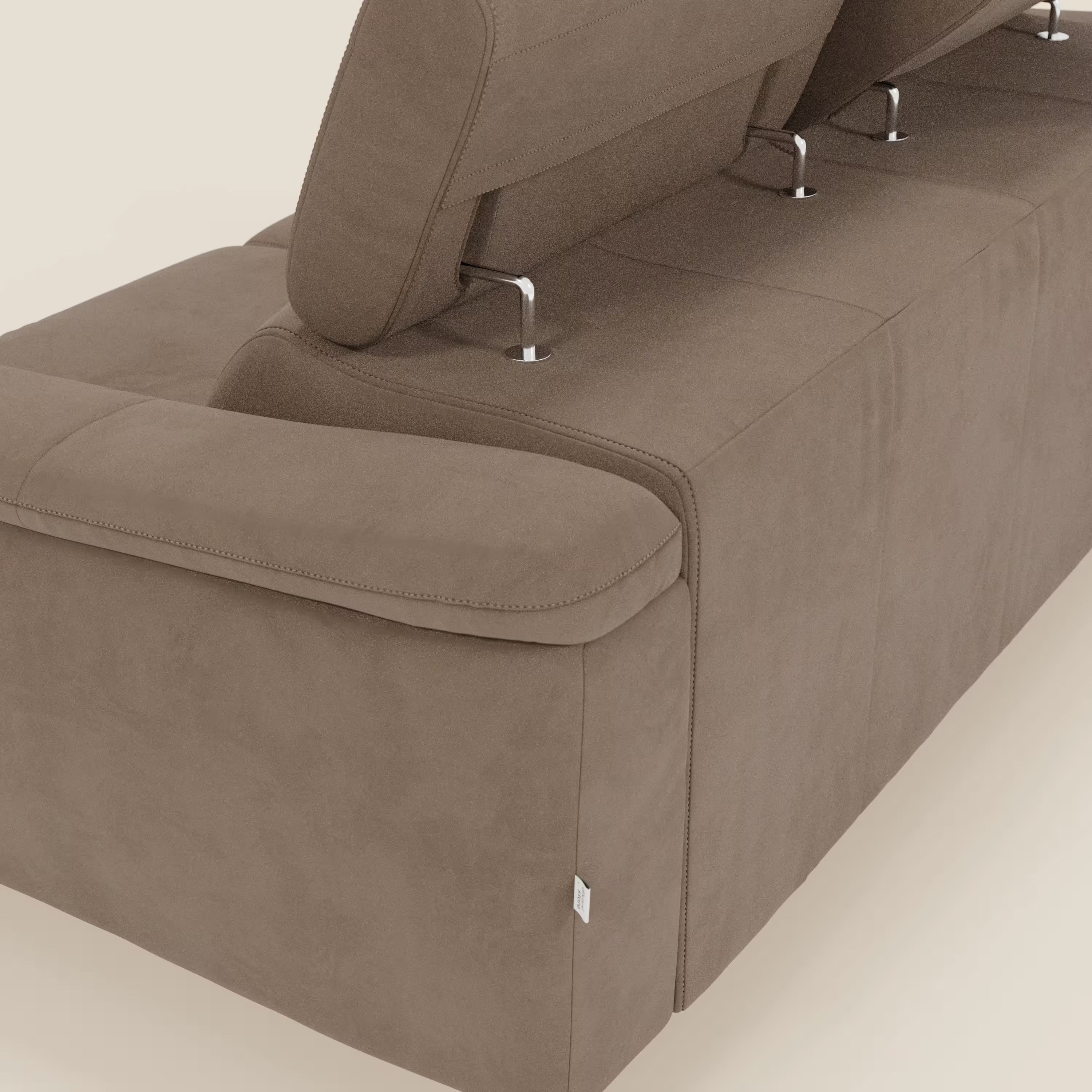 L'immagine mostra Arcos Divano 3 posti di Divani.Store, caratterizzato da poggiatesta reclinabili su supporti metallici, gambe alte e microfibra impermeabile marrone T11 con cuciture dettagliate: il suo design minimalista spicca sul pavimento chiaro.