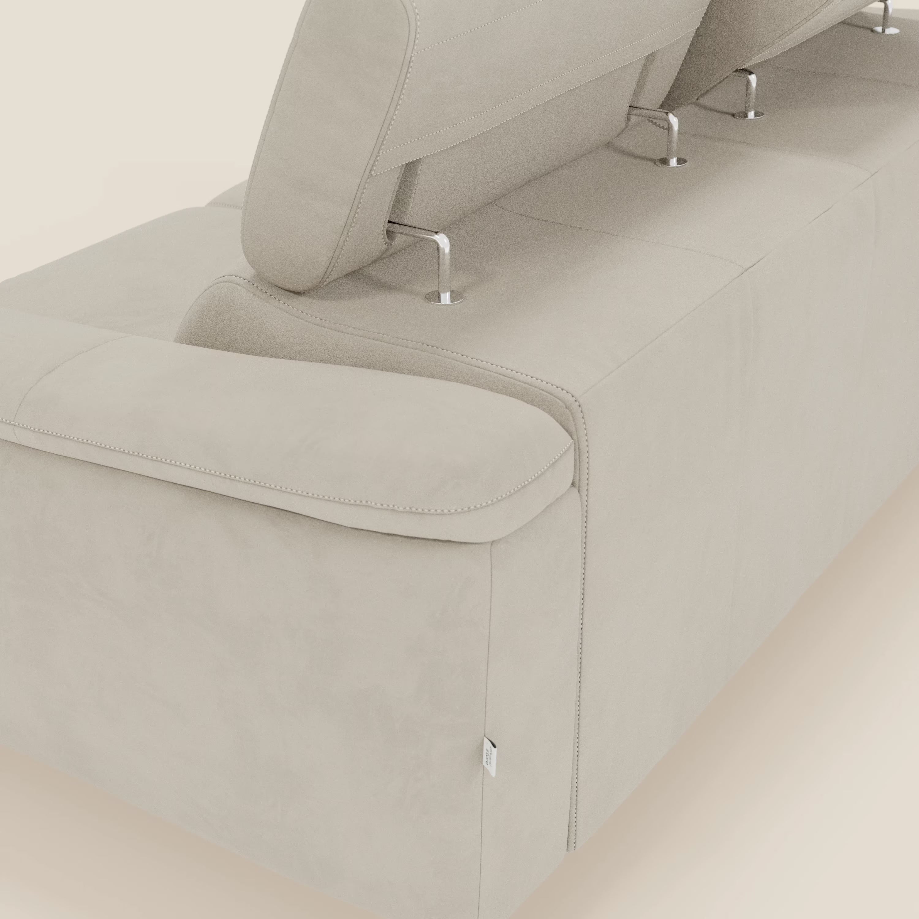 Un primo piano di Arcos Divano 3 posti di Divani.Store, con gambe alte e poggiatesta reclinabili in microfibra impermeabile T11 panna, mette in evidenza il rivestimento liscio e le cuciture ordinate dello schienale e dei lati su uno sfondo neutro.
