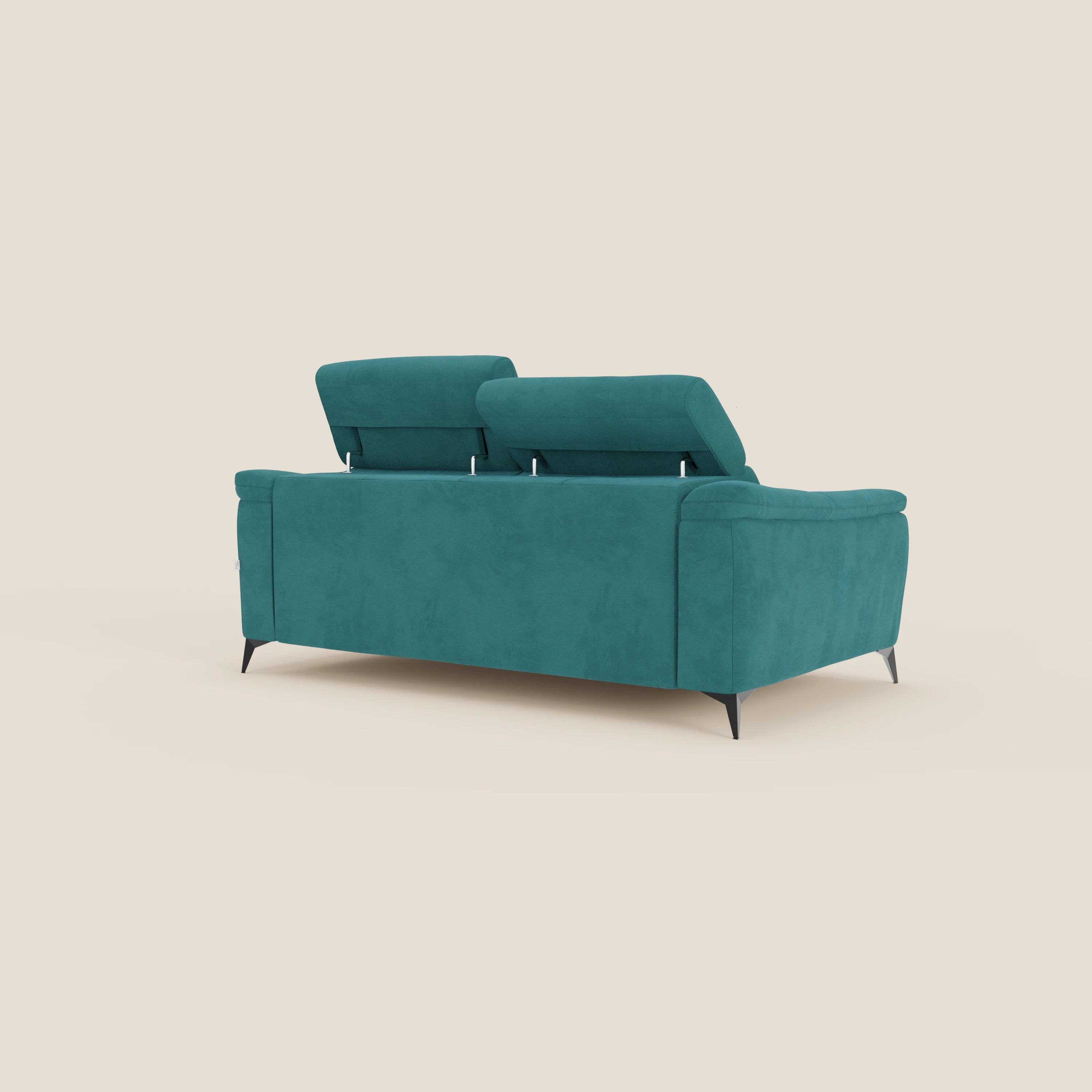 Arcos Divano 3 posti di Divani.Store, presentato in microfibra impermeabile T11 petrolio, è caratterizzato da alte e sottili gambe nere e da due poggiatesta reclinabili, offrendo un look moderno dalle linee pulite su uno sfondo beige chiaro.