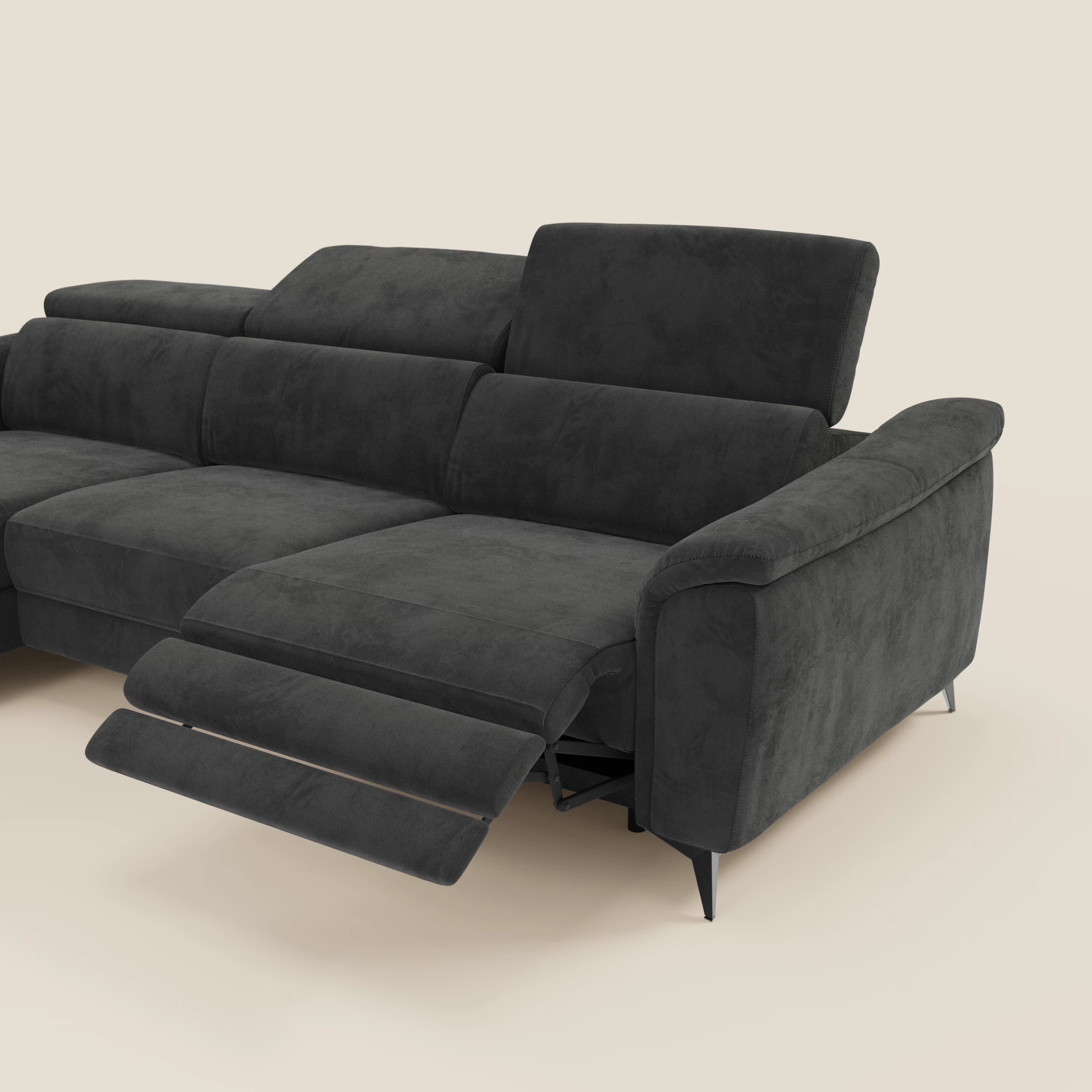 Arcos Sofa mit Halbinsel – hohe Füße und verstellbare Kopfstützen aus wasserfester Mikrofaser T11 schwarz