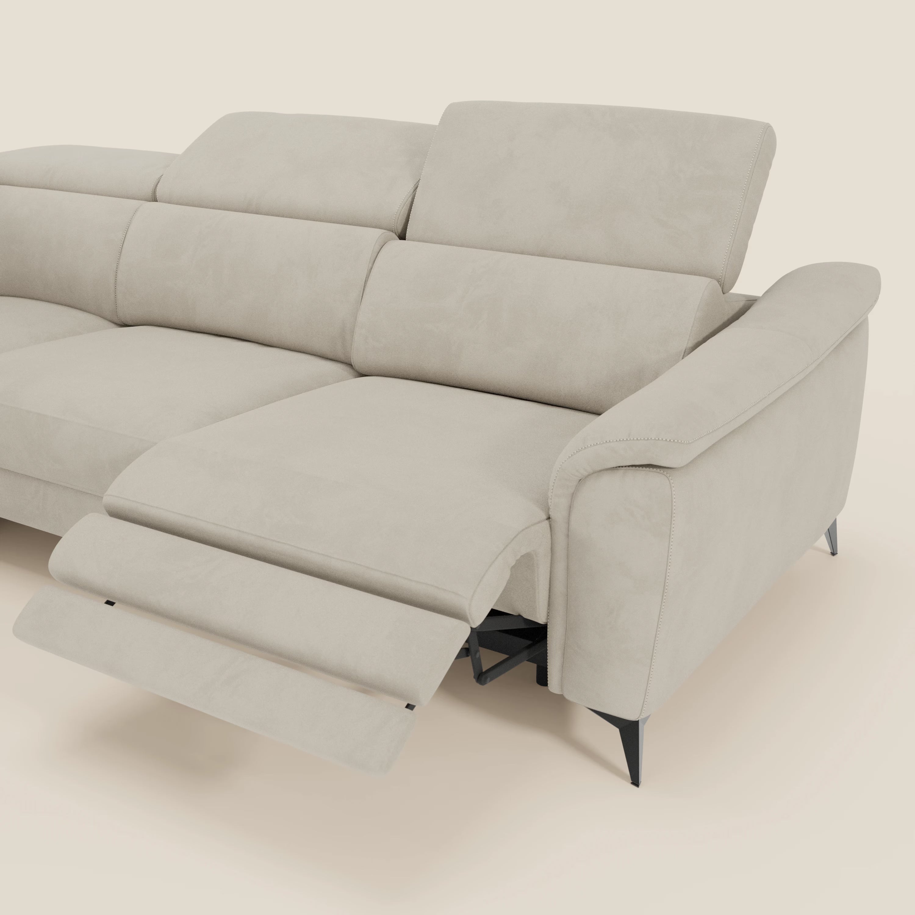 Arcos Divano angolare di Divani.Store è caratterizzato da gambe alte, poggiatesta regolabili e rivestimento in microfibra panna T11 resistente all'acqua, con cuscini morbidi e un design moderno in beige chiaro.