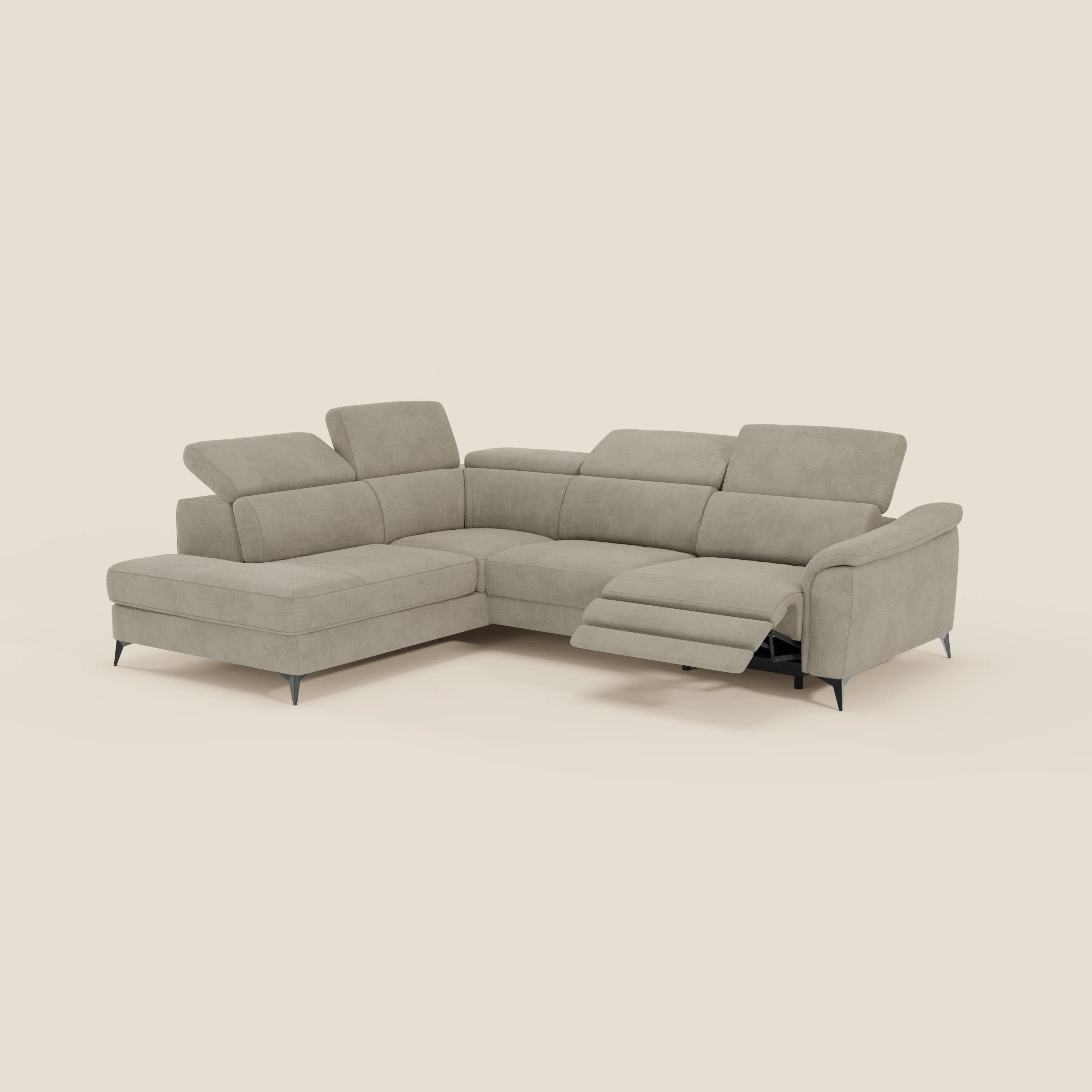 Il divano angolare Arcos 284 cm sinistro di Divani.Store, in microfibra impermeabile T11 tortora, è dotato di poggiatesta reclinabili, relax elettrico e linee moderne con piedi bassi in metallo per un comfort contemporaneo.