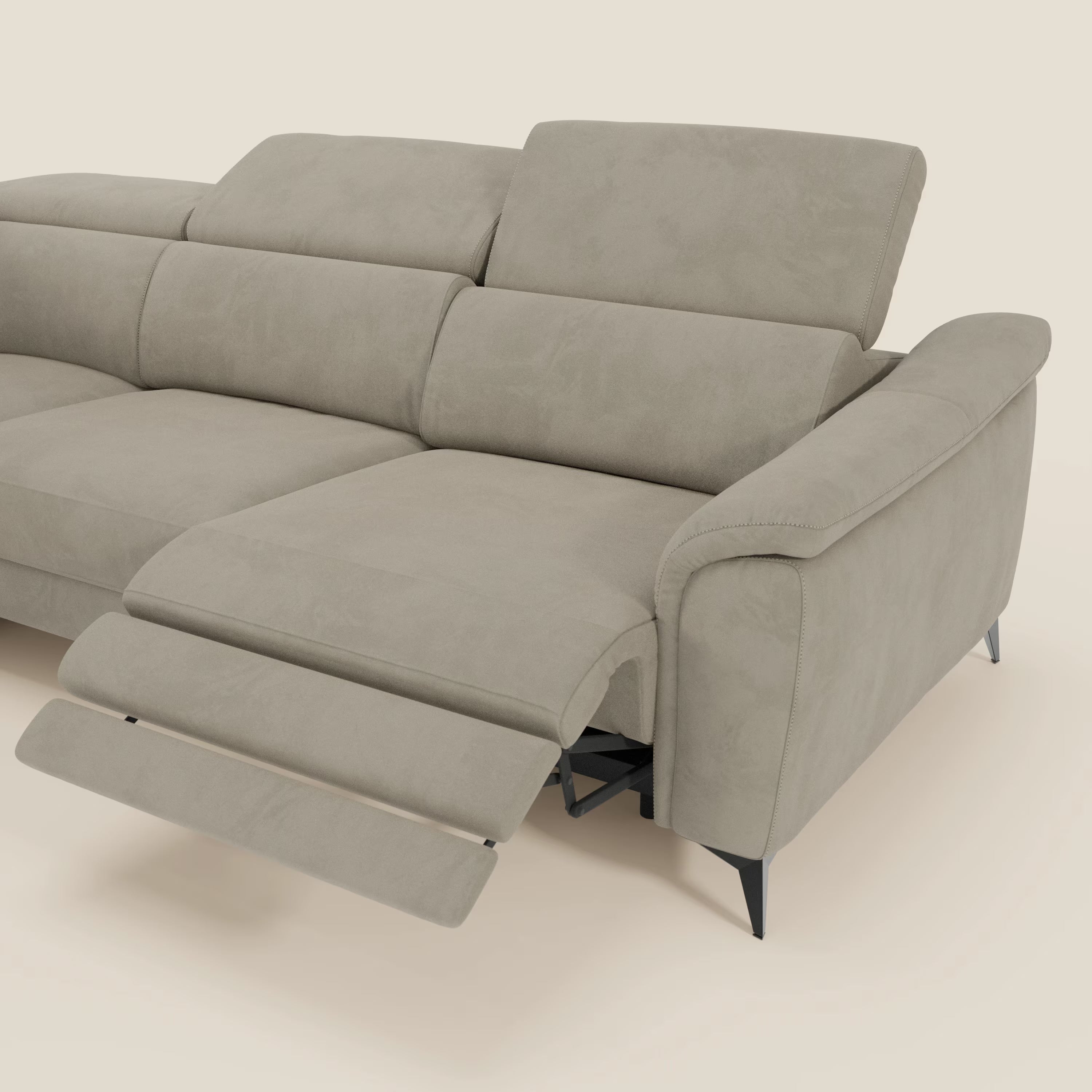 L'Arcos Divano angolare con relax elettrico di Divani.Store è caratterizzato da poggiatesta reclinabili, chaise longue orientata a sinistra, ampi braccioli imbottiti e gambe in metallo nero in microfibra impermeabile T11 tortora. Lunghezza: 284 cm.