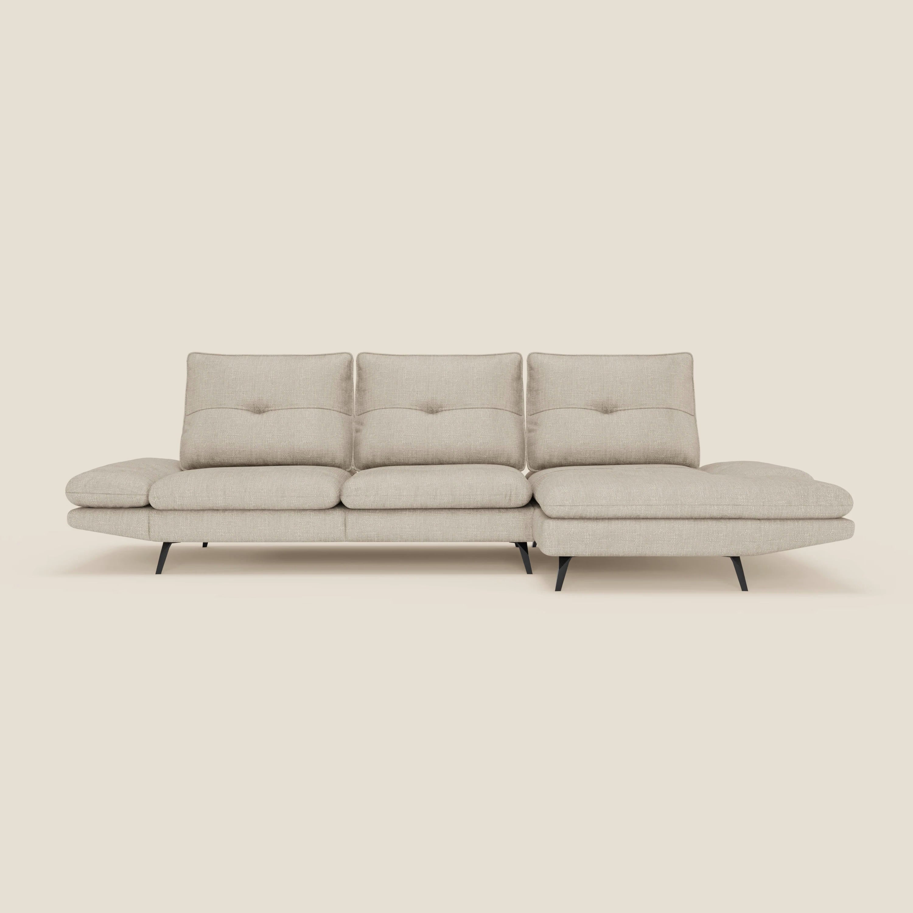 Ardex Divano con penisola di Divani.Store è caratterizzato da tre schienali scorrevoli, braccioli regolabili e chaise longue destra in elegante tessuto impermeabile T06 panna, con un look minimalista e gambe angolari nere su sfondo chiaro.