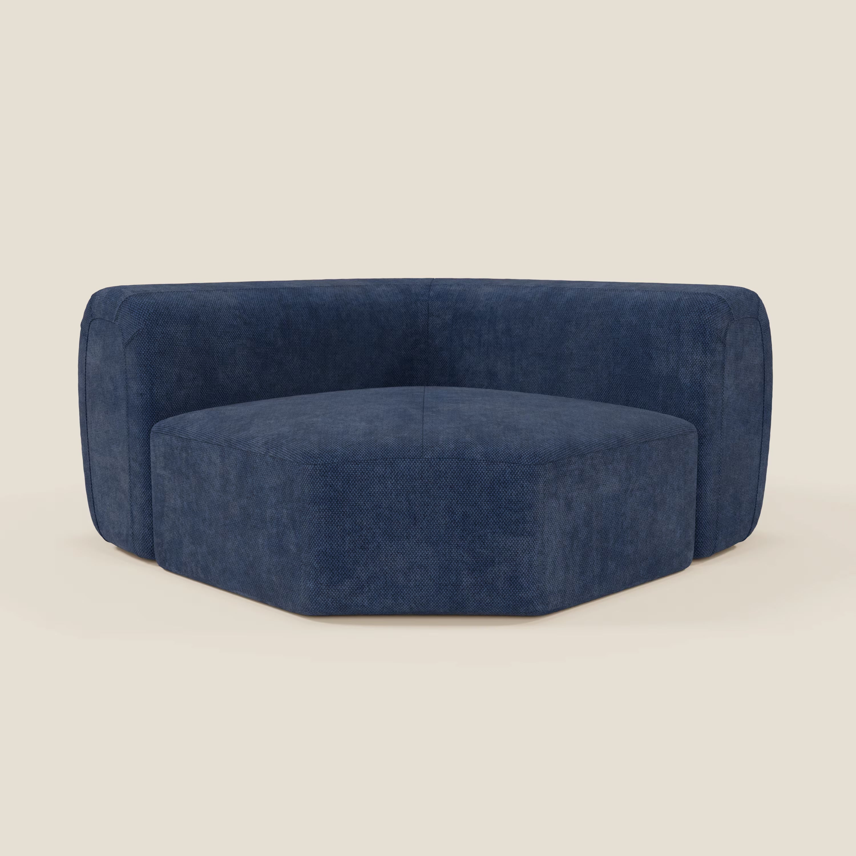 BonBon Modulo angolare - Divano componibile GF edition blu navy di Divani.Store è una seduta esagonale angolare di colore blu scuro con schienale e fianchi bassi e arrotondati, presentata su uno sfondo beige che ne accentua lo stile moderno e minimalista e l'imbottitura strutturata.