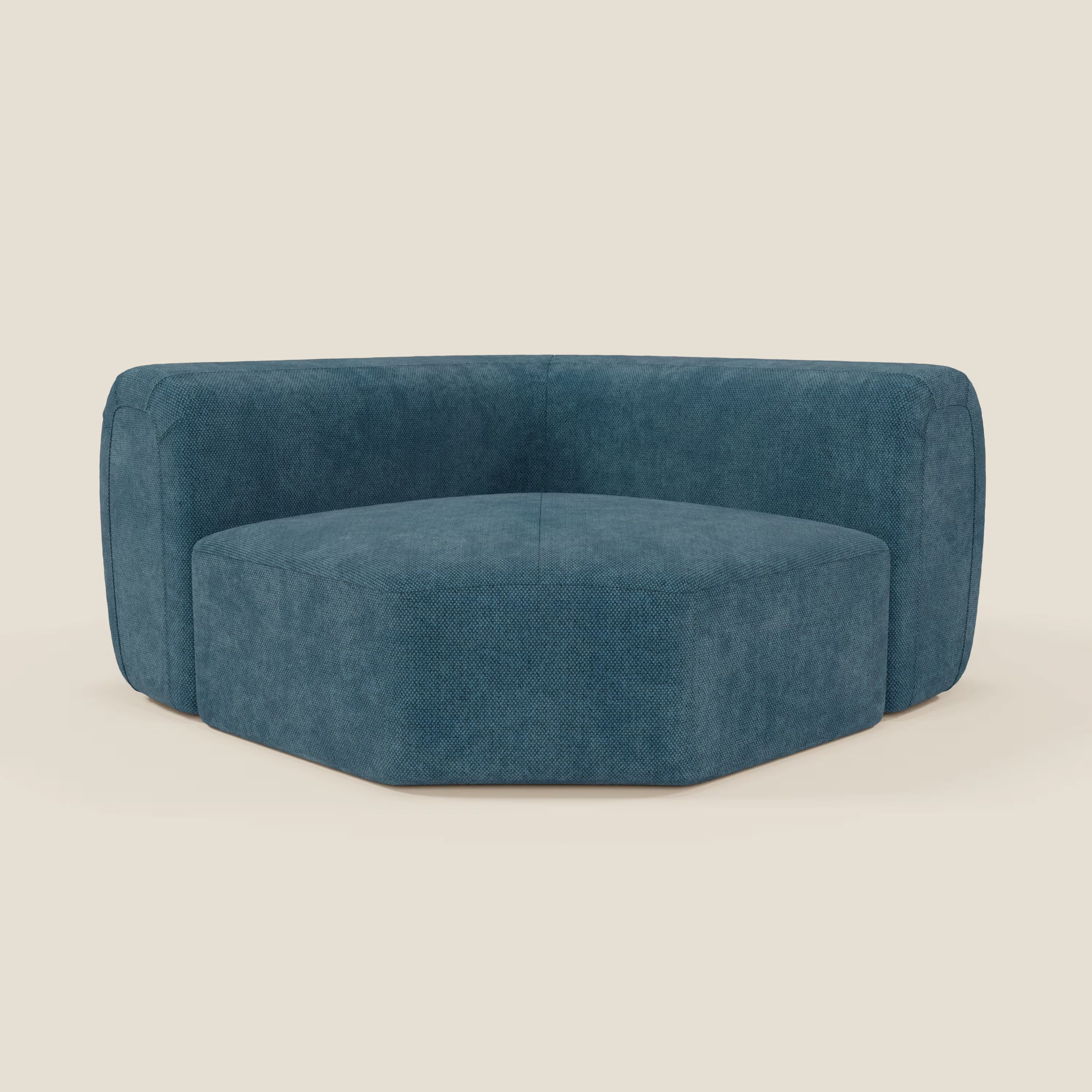 BonBon Modulo angolare - Divano modulare componibile GF edition petrolio di Divani.Store è una sedia angolare moderna di colore blu con morbida imbottitura, seduta esagonale e schienale curvo, presentata su un semplice sfondo bianco sporco.