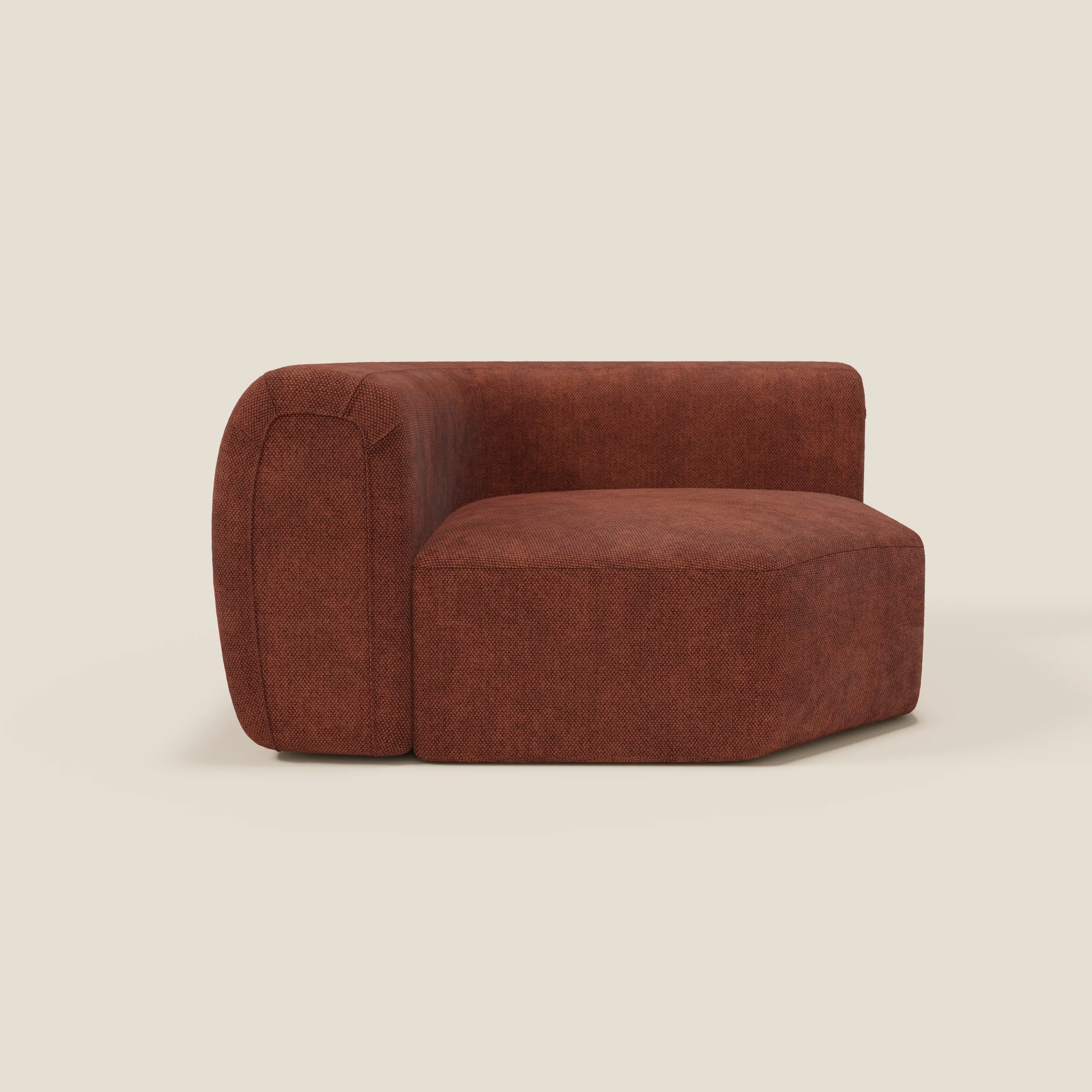Il BonBon Modulo angolare di Divani.Store è un divano modulare minimalista e di basso profilo in ricco tessuto ruggine, caratterizzato da una spessa seduta squadrata con ampi braccioli e schienale arrotondati. Presenta linee morbide e pulite su un semplice sfondo beige.