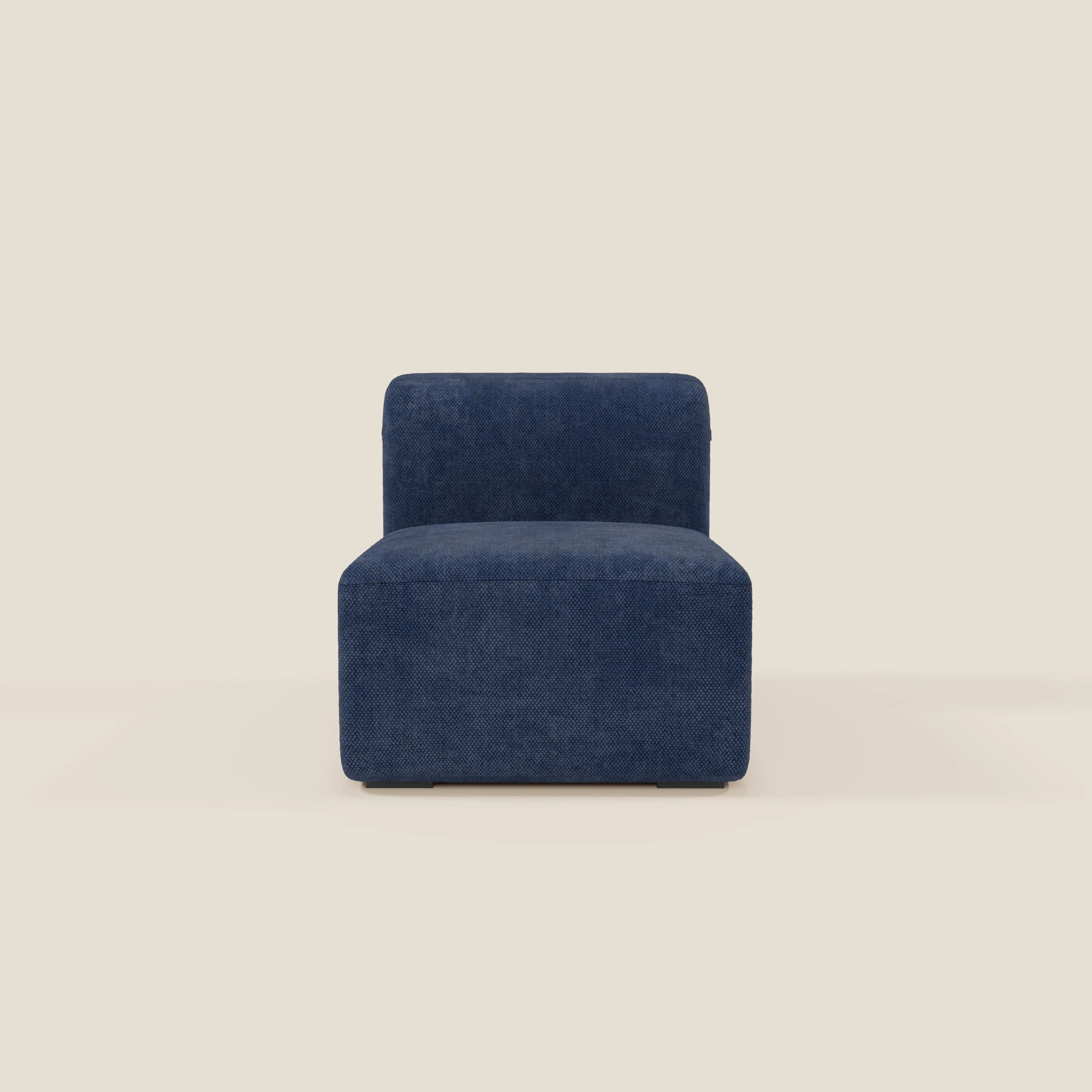 Il BonBon modulo centrale 70 cm - Grande Fratello edition blu navy di Divani.Store è caratterizzato da un design squadrato, senza braccioli, con bordi morbidi e arrotondati e uno schienale basso, rivestito in tessuto blu profondo e inserito in uno sfondo beige semplice.