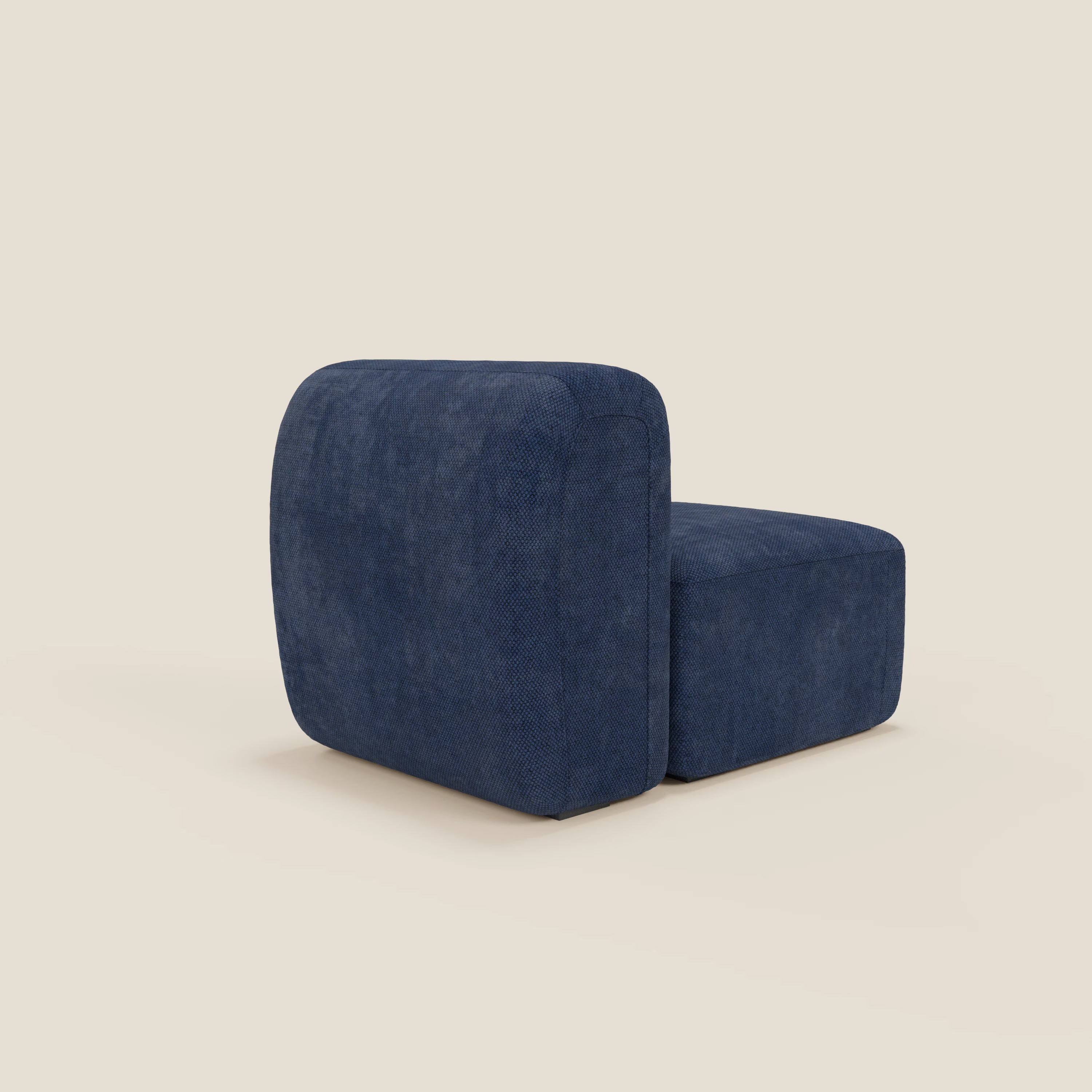 BonBon modulo centrale 70 cm - Grande Fratello edition blu navy di Divani.Store è una moderna poltrona lounge senza braccioli con un'imbottitura in peluche color blu scuro, una seduta spessa e uno schienale arrotondato, ispirata a un'estetica giocosa e al comfort modulare.