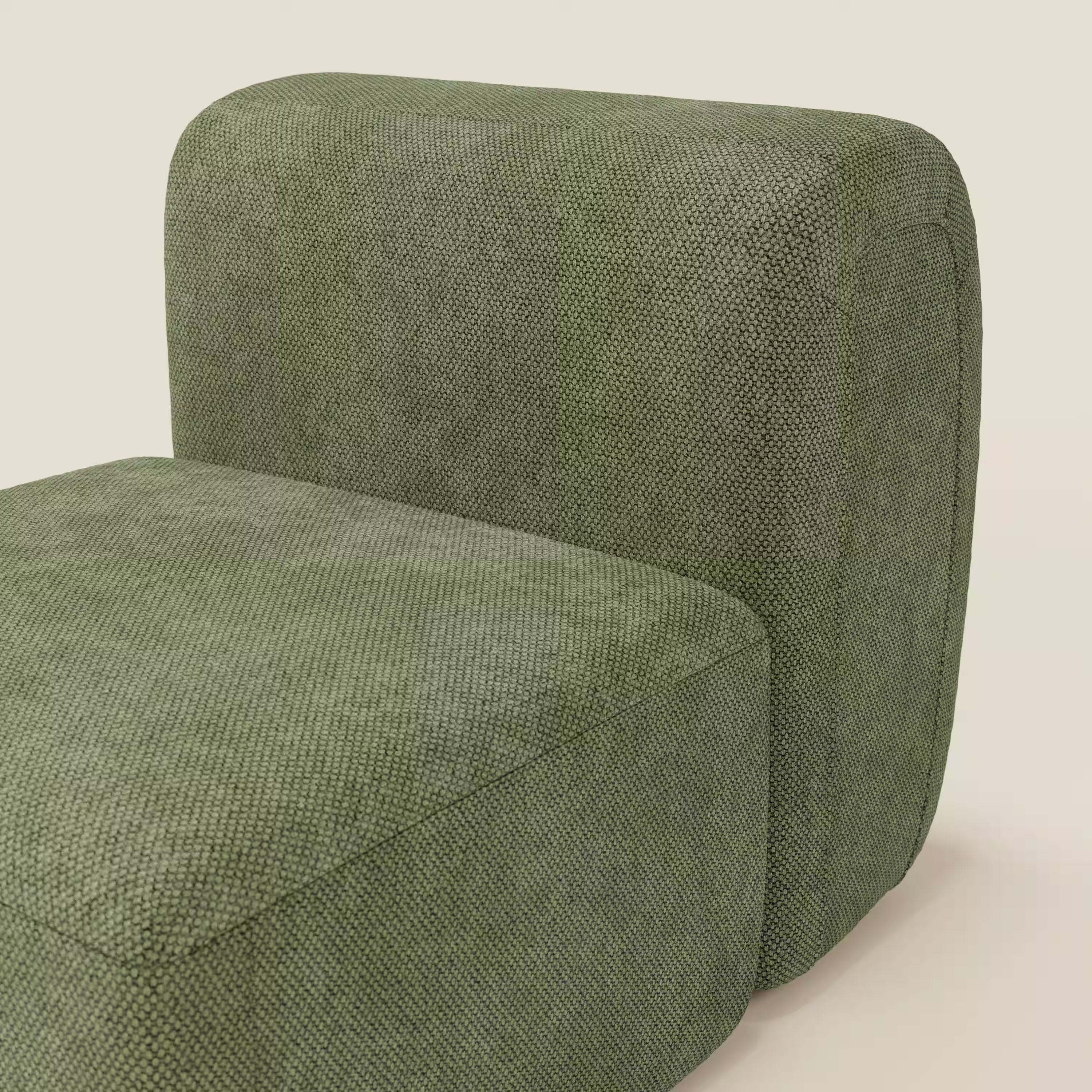 Un primo piano del BonBon modulo centrale 70 cm - edizione Grande Fratello in verde muschio di Divani.Store, che mostra gli spigoli arrotondati, il morbido rivestimento verde e il design minimale e squadrato su uno sfondo neutro bianco sporco.