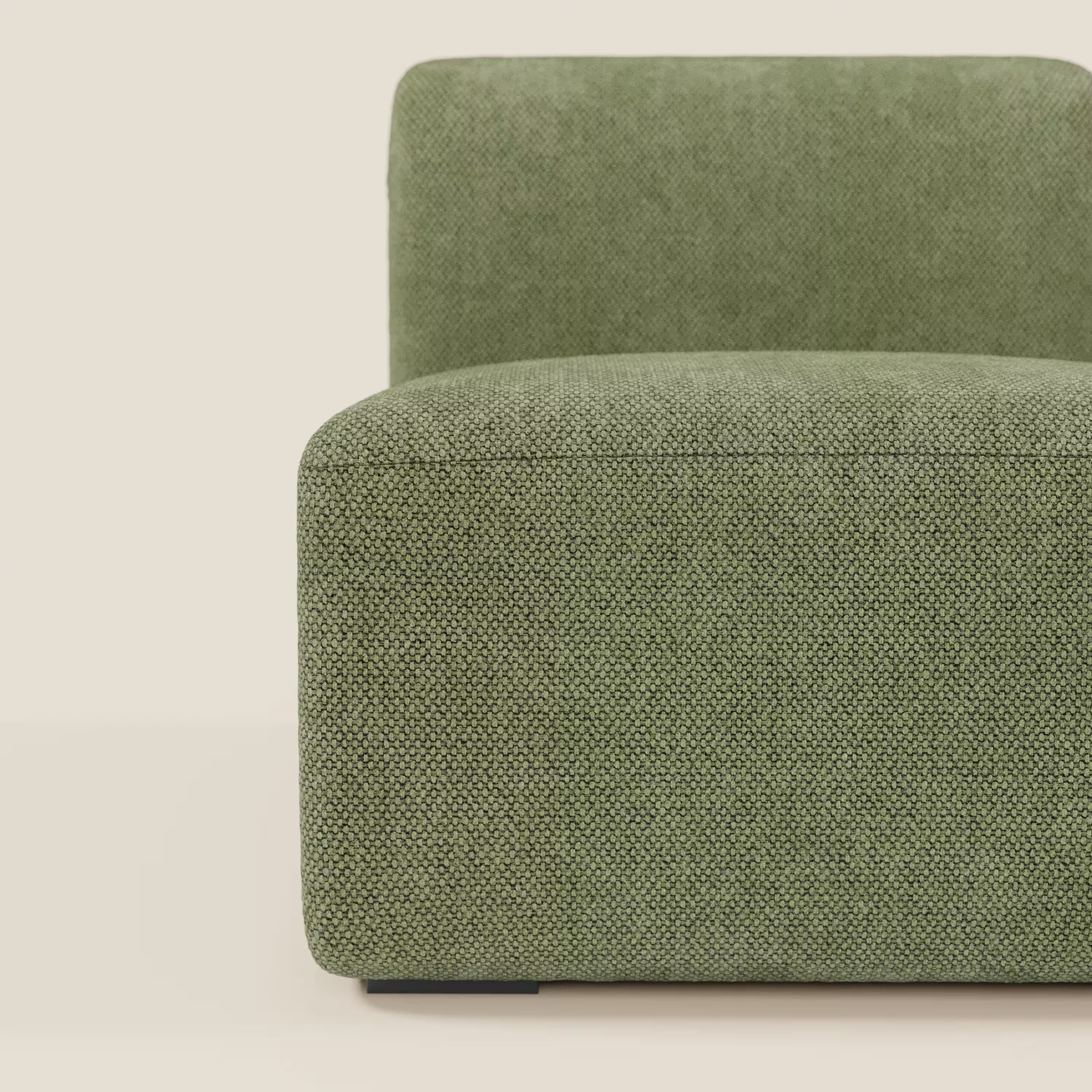 Un modulo centrale BonBon da 70 cm - Grande Fratello edition verde muschio di Divani.Store, dal design squadrato e dalla spessa imbottitura verde, si trova su un pavimento chiaro contro una parete beige, mostrando il suo stile contemporaneo.