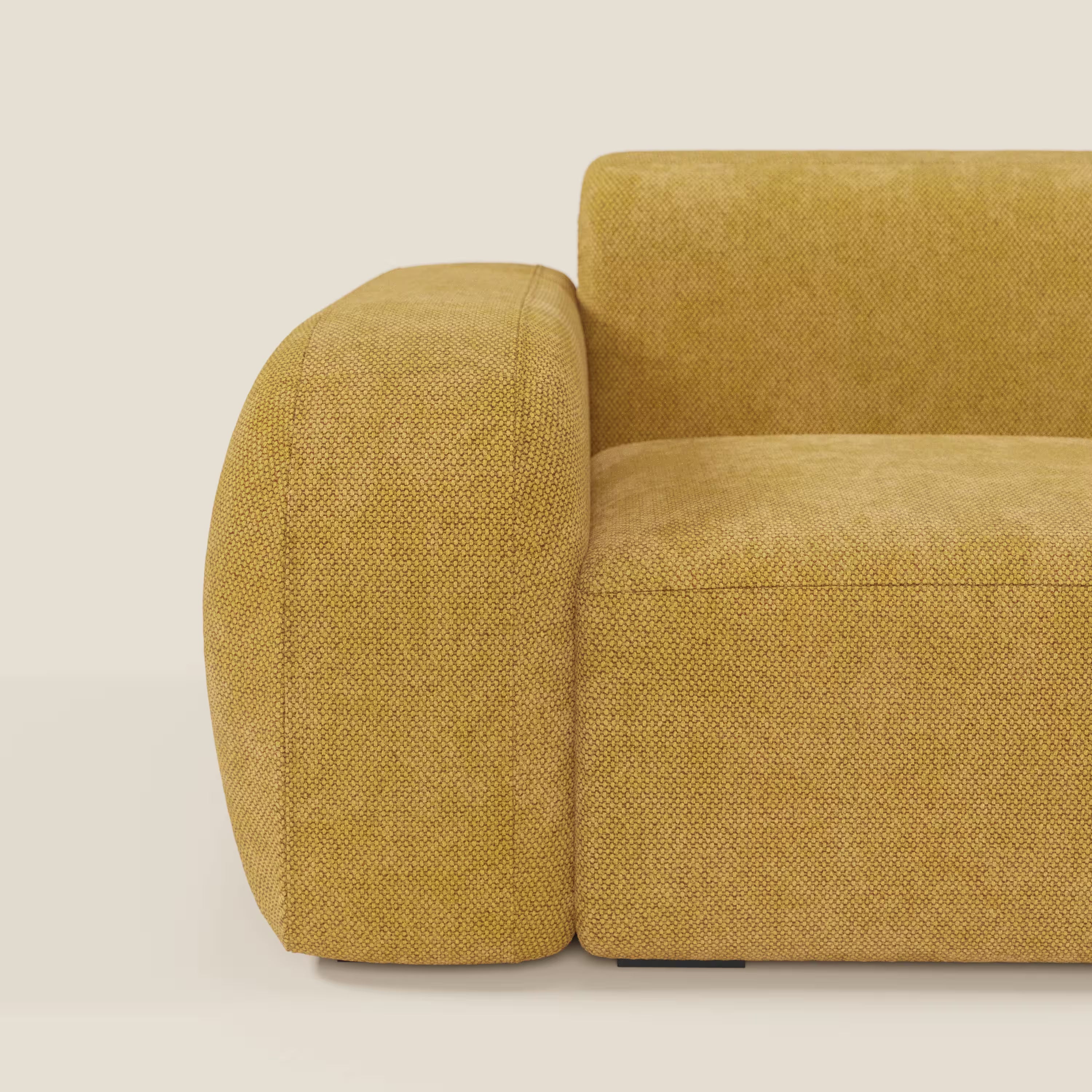 Un primo piano del BonBon modulo terminale 105 cm sinistro o destro - Grande Fratello edition giallo di Divani.Store mostra il suo design moderno e squadrato e il tessuto strutturato color senape con uno spesso bracciolo arrotondato, su uno sfondo chiaro. Prodotto in Italia.