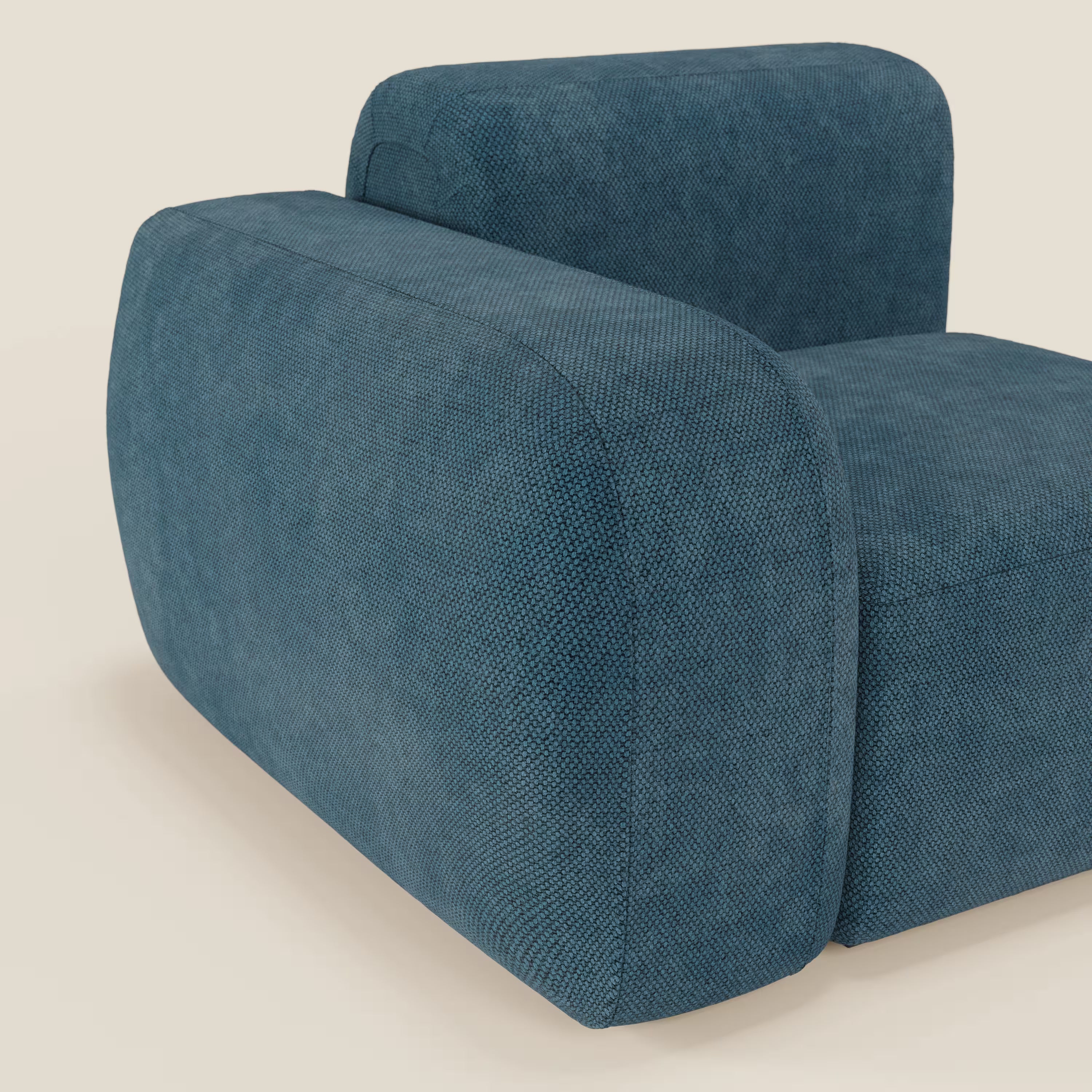 Il BonBon modulo terminale 105 cm sinistro o destro - Grande Fratello edition petrolio di Divani.Store è caratterizzato da un design modulare e minimalista italiano con ampi braccioli arrotondati, imbottitura blu e una silhouette squadrata senza gambe visibili.