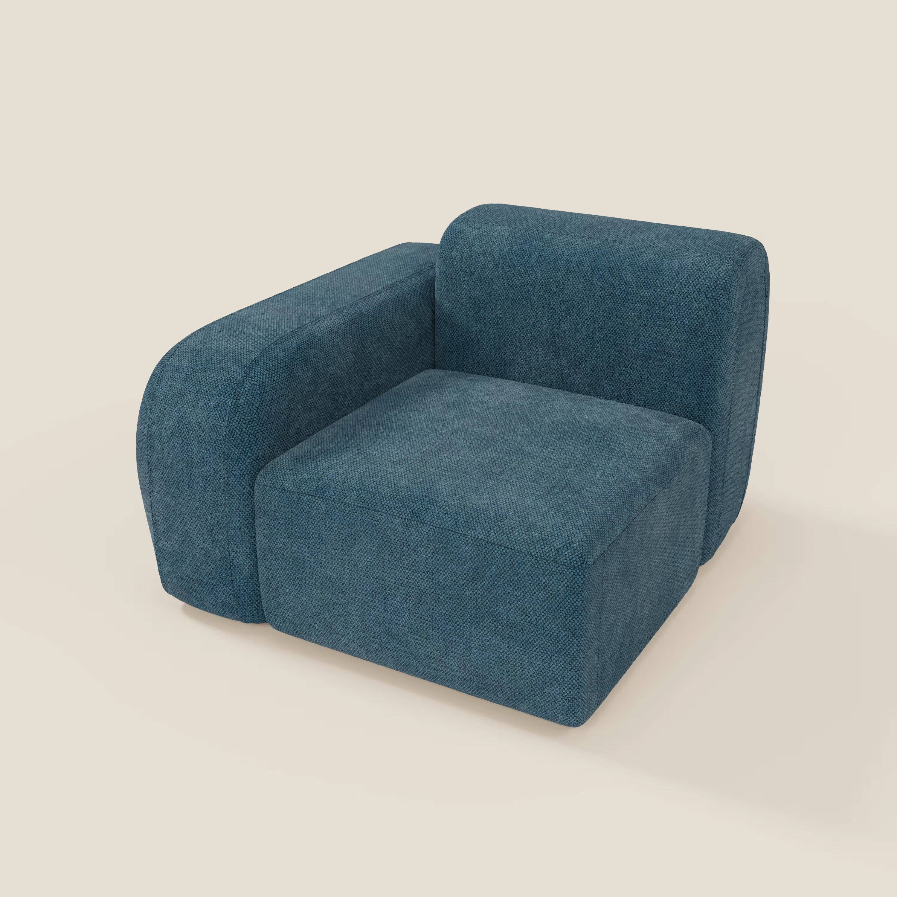 BonBon modulo terminale 105 cm sinistro/destro - Grande Fratello edition petrolio di Divani.Store è una poltrona moderna a basso profilo con spessi cuscini geometrici e rivestimento blu, ispirata al design modulare, presentata su uno sfondo beige.