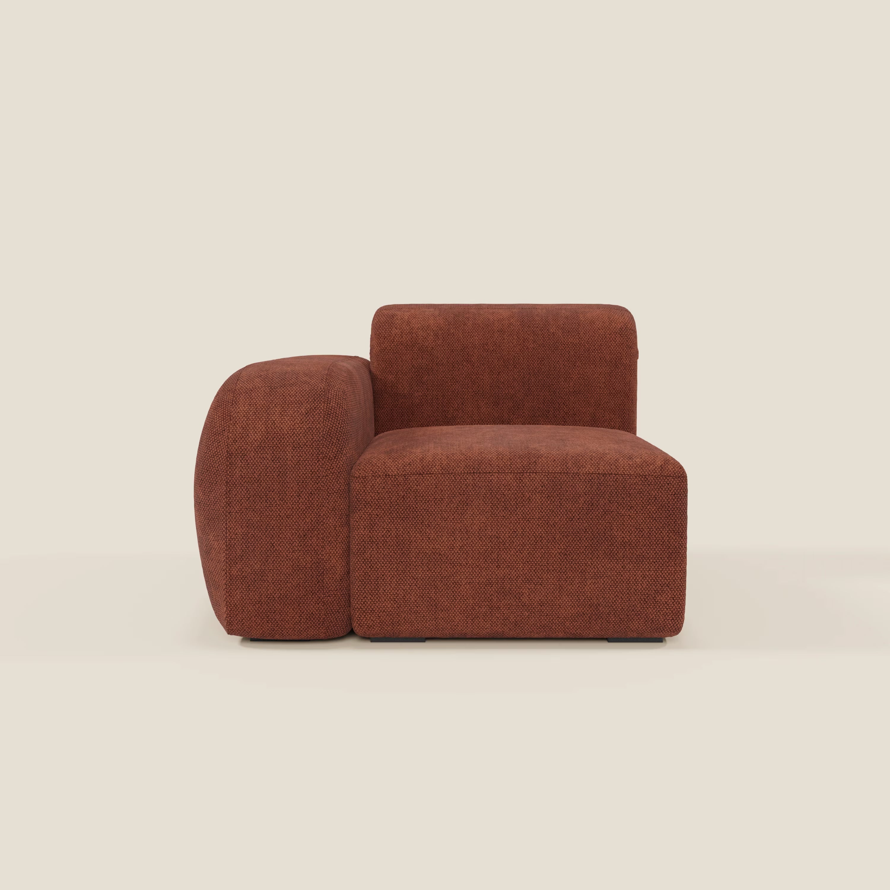 BonBon modulo terminale 105 cm sinistro o destro - Grande Fratello edition ruggine di Divani.Store è una sedia moderna senza braccioli con cuscini in tessuto color ruggine, presentata su uno sfondo beige per evidenziare il suo design italiano.