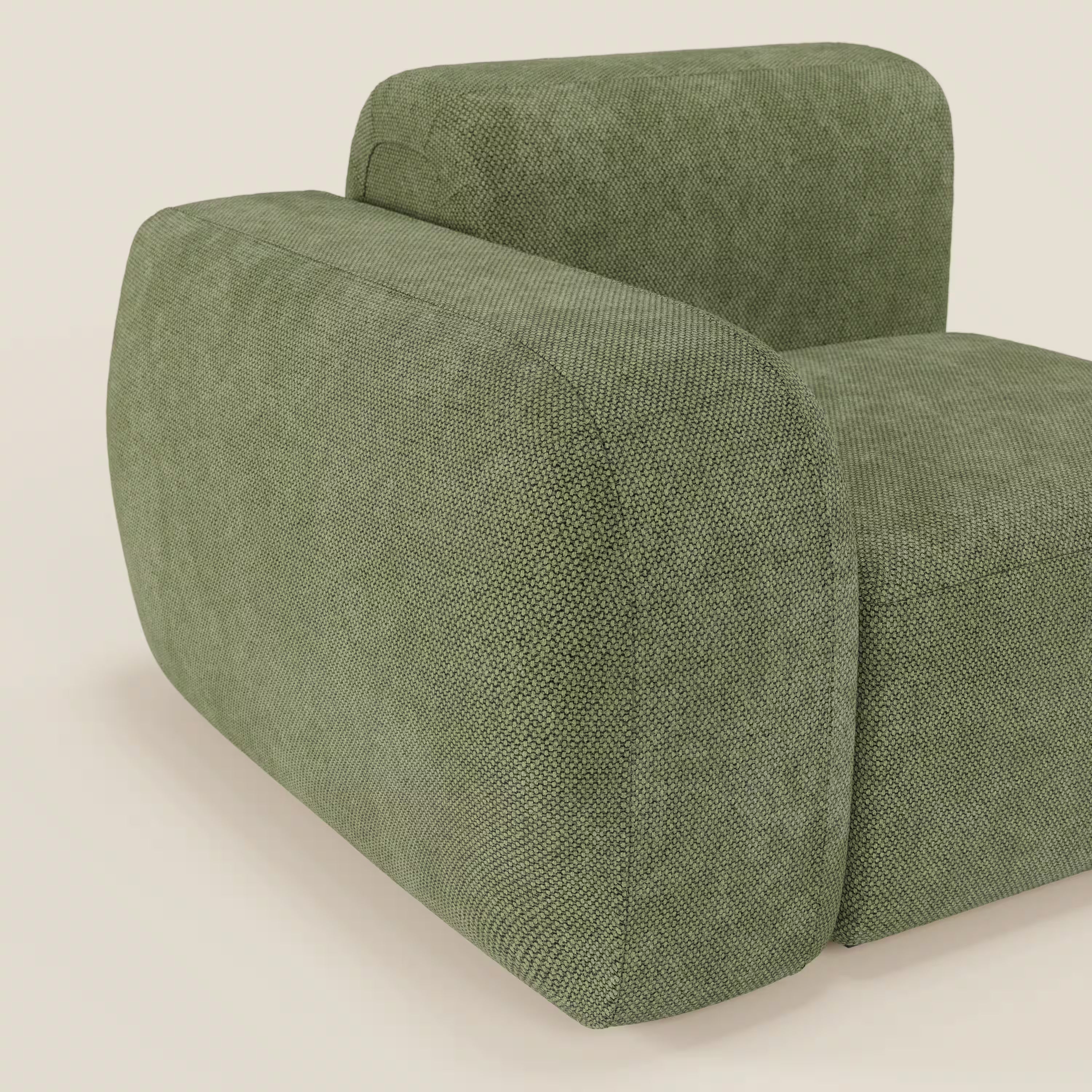 Primo piano della poltrona BonBon modulo terminale 105 cm sinistro - Grande Fratello edition verde muschio di Divani.Store, una poltrona modulare italiana in verde strutturato con bordi arrotondati e forma squadrata, che mostra il bracciolo sinistro, la seduta e lo schienale su sfondo beige.