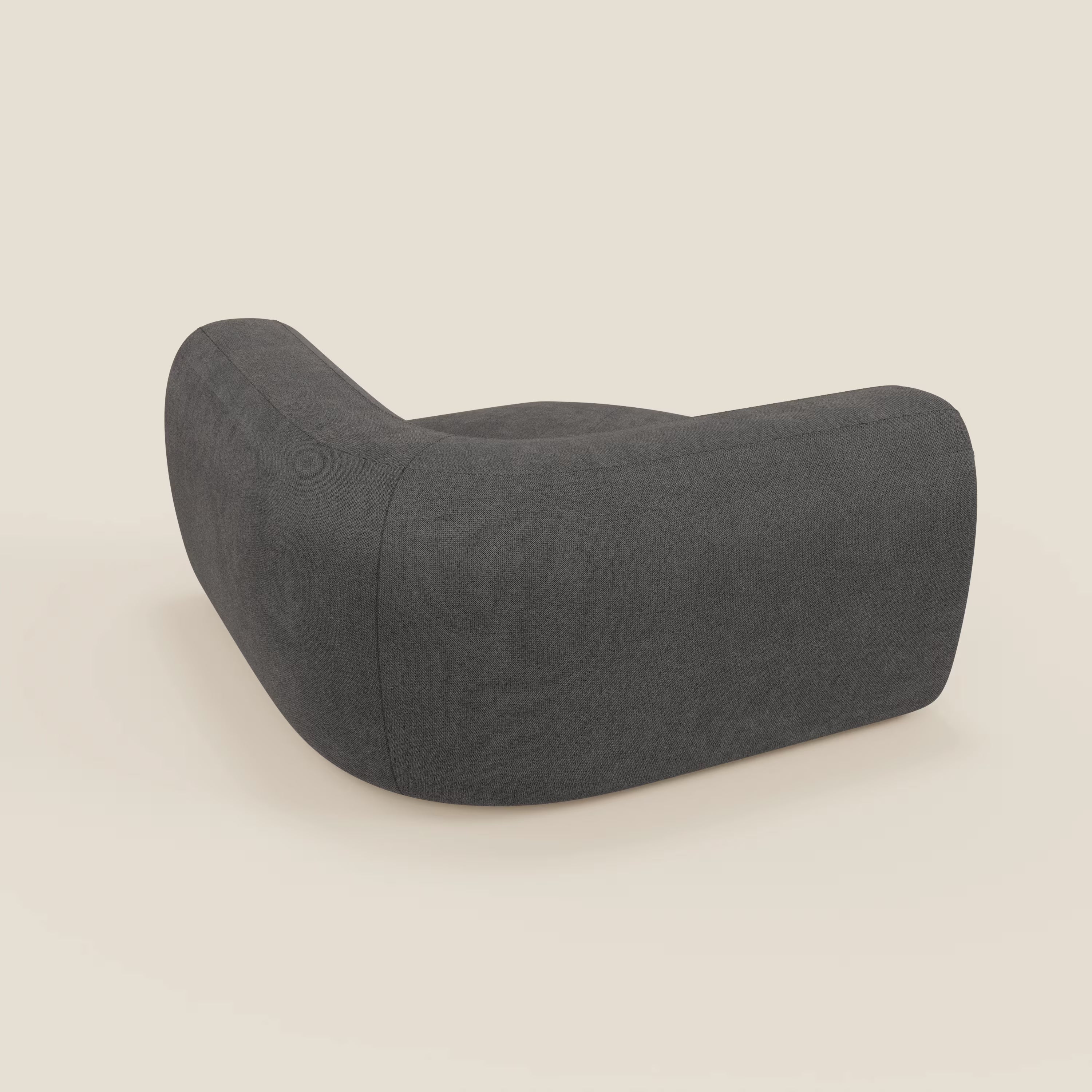 Bonbon Modulo angolare di Divani.Store è una poltrona lounge moderna e di basso profilo con curve morbide in tessuto smacchiabile T23 antracite, presentata angolata dallo schienale a sinistra su uno sfondo bianco sporco. La sua forma morbida e scultorea evoca l'elegante design italiano.