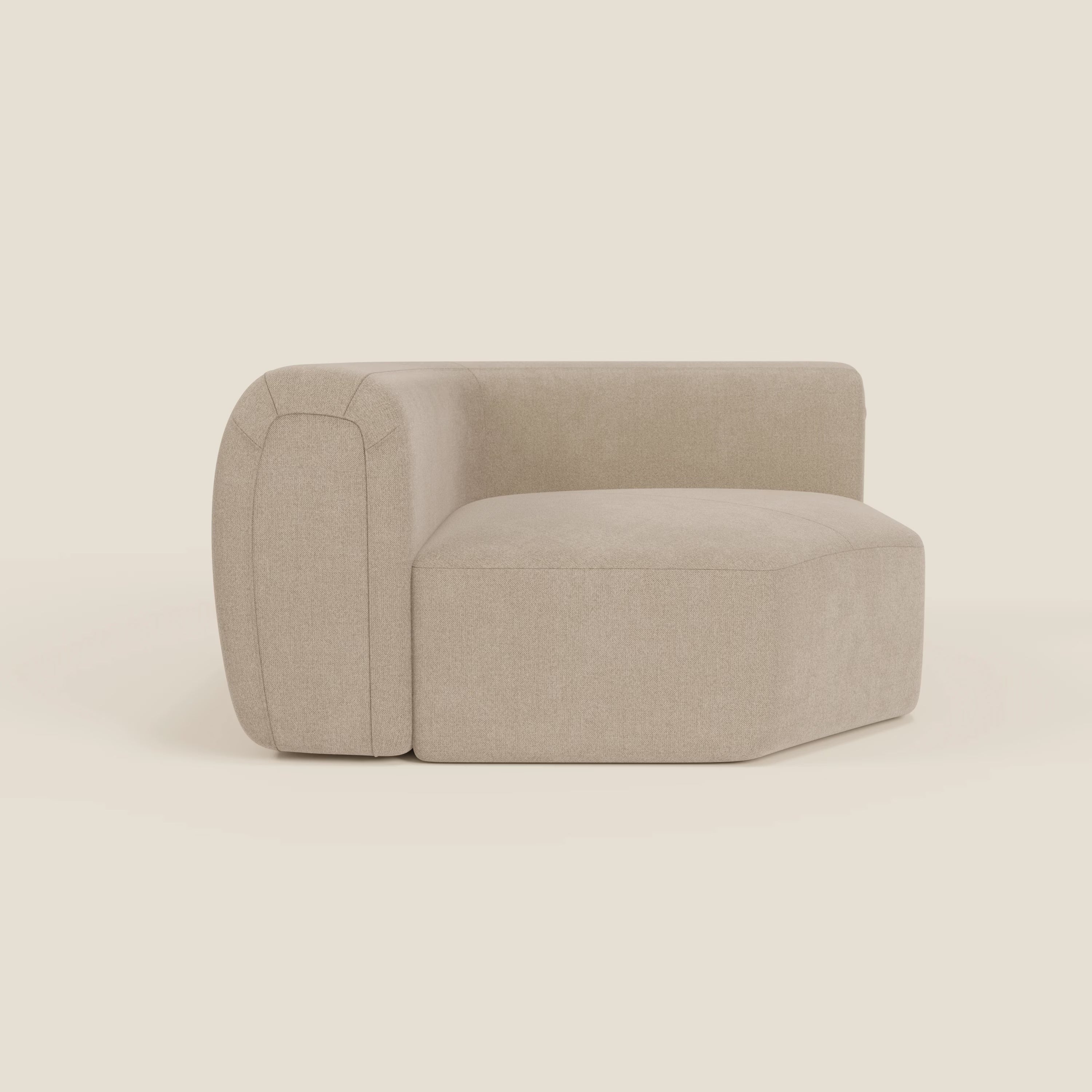 Bonbon Modulo angolare di Divani.Store è un moderno divano componibile senza braccioli con schienale basso e morbido tessuto antimacchia T23 beige, caratterizzato da linee pulite e assenza di gambe a vista per un look elegante su uno sfondo neutro.